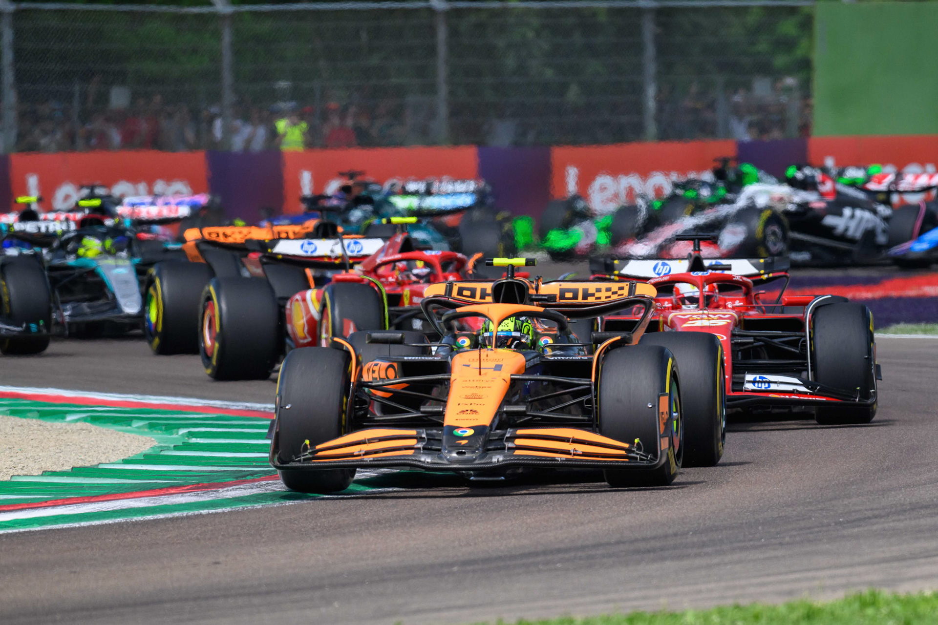 Lando Norris #4, McLaren Formula 1 Team und Charles Leclerc #16, Scuderia Ferrari. Rennstart; F1 GP Imola / Italien Sonntag, 19.05.2024