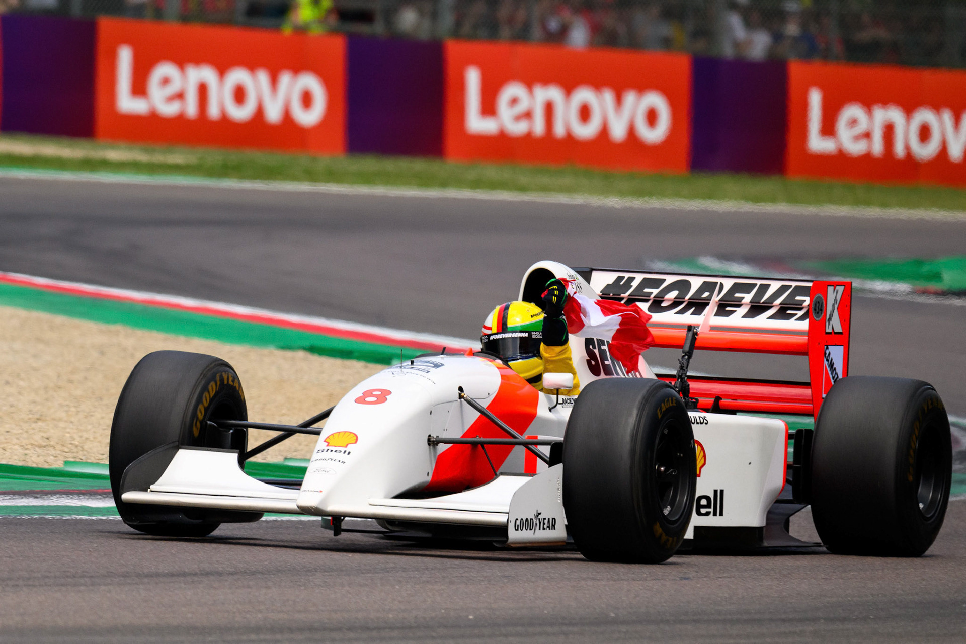Sebastian Vettel in Ayrton Sennas McLaren MP4/8 aus dem Jahr 1993; F1 GP Imola / Italien Sonntag, 19.05.2024