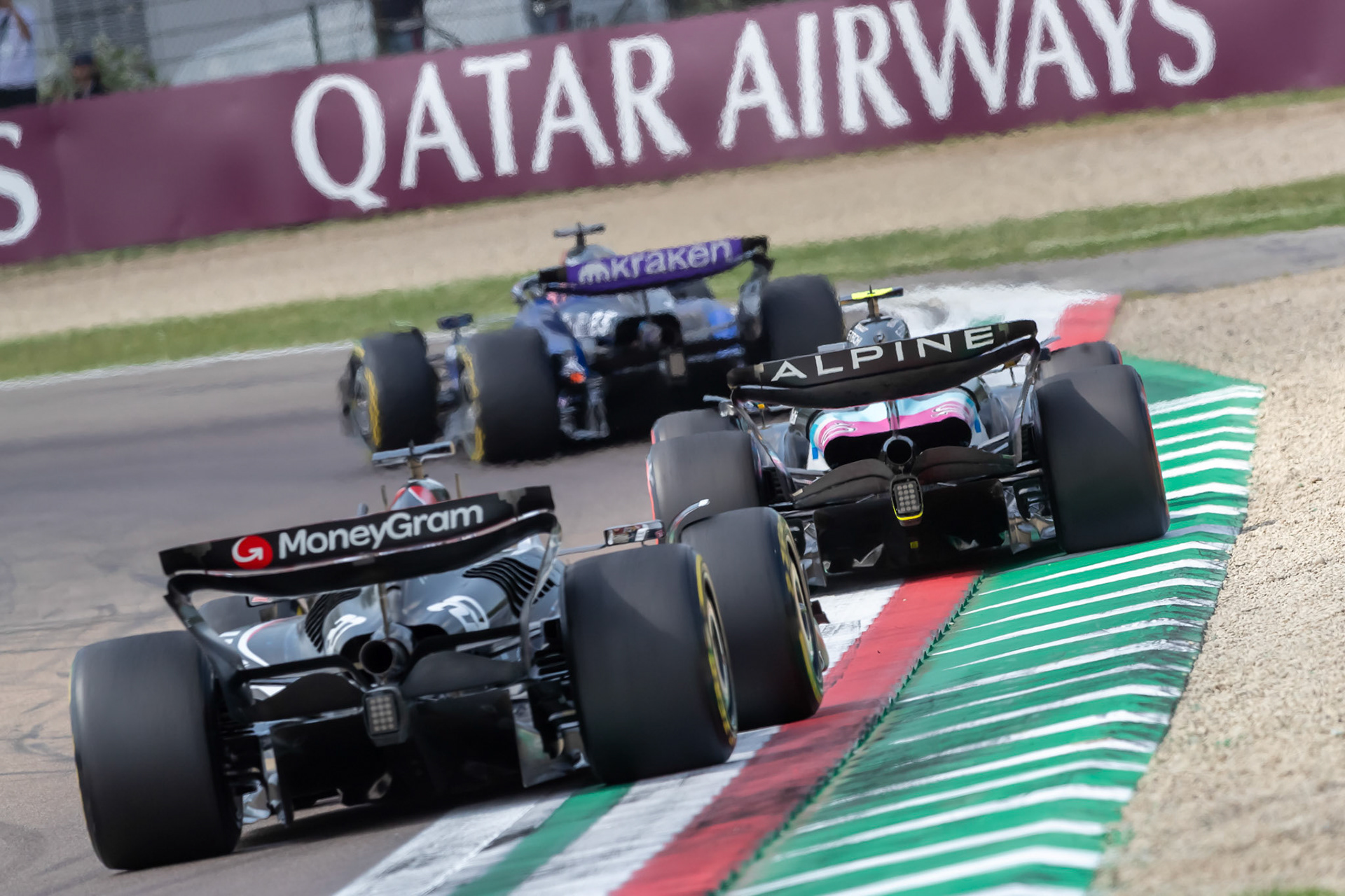 Kevin Magnussen #20, MoneyGram Haas F1 Team und Pierre Gasly #10, BWT Alpine F1 Team und Alexander Albon #23, Williams Racing; F1 GP Imola / Italien Sonntag, 19.05.2024