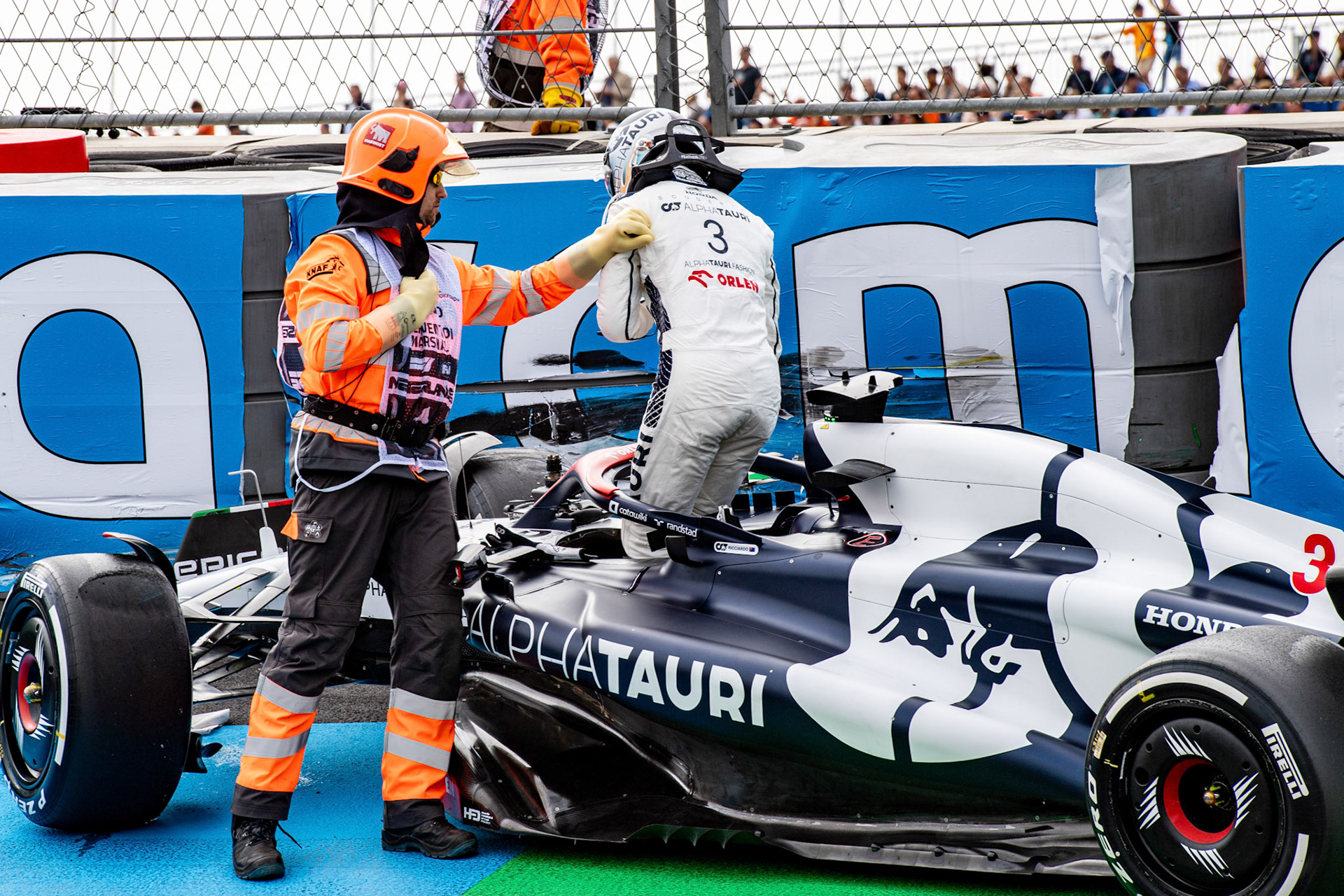 Unfall zwischen Daniel Ricciardo und Oscar Piastri in FP2; Formel 1 GP Holland / Zandvoort. Freitag, 25.08.2023