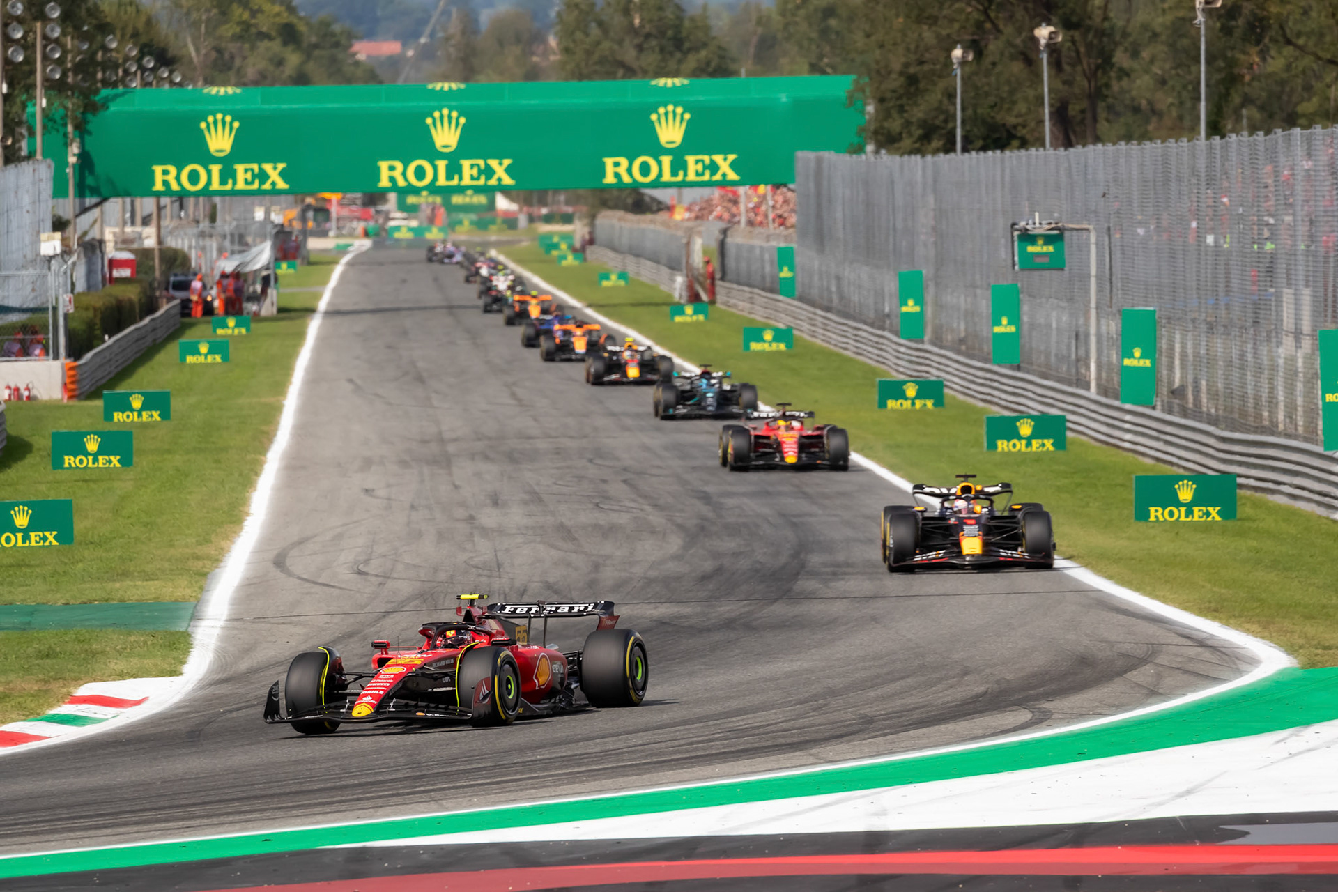 Rennstart, Carlos Sainz fuehrt das Renenn an; Formel 1 GP Italien / Monza. Sonntag, 03.09.2023