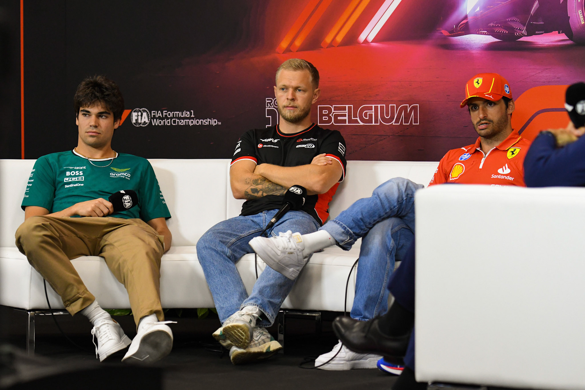 Lance Stroll #18, Aston Martin Aramco F1 Team und Kevin Magnussen #20, MoneyGram Haas F1 Team und Carlos Sainz #55, Scuderia Ferrari in der Pressekonferenz;Formel 1 GP Spa / Belgien. Donnerstag, 25.07.2024
