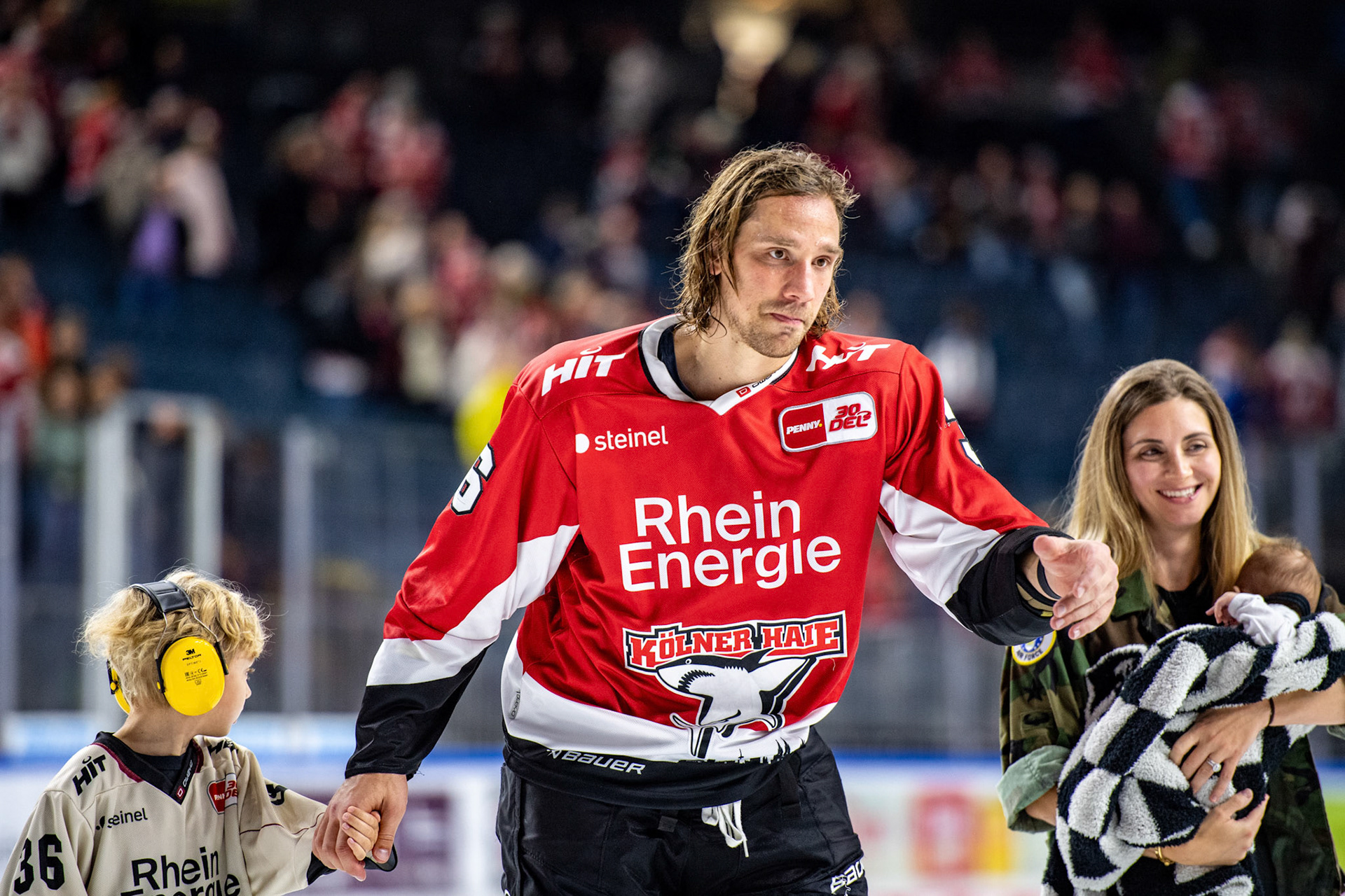Andreas Thuresson mit Familie; DEL Kölner Haie - Augsburger Panther, 03.10.2023