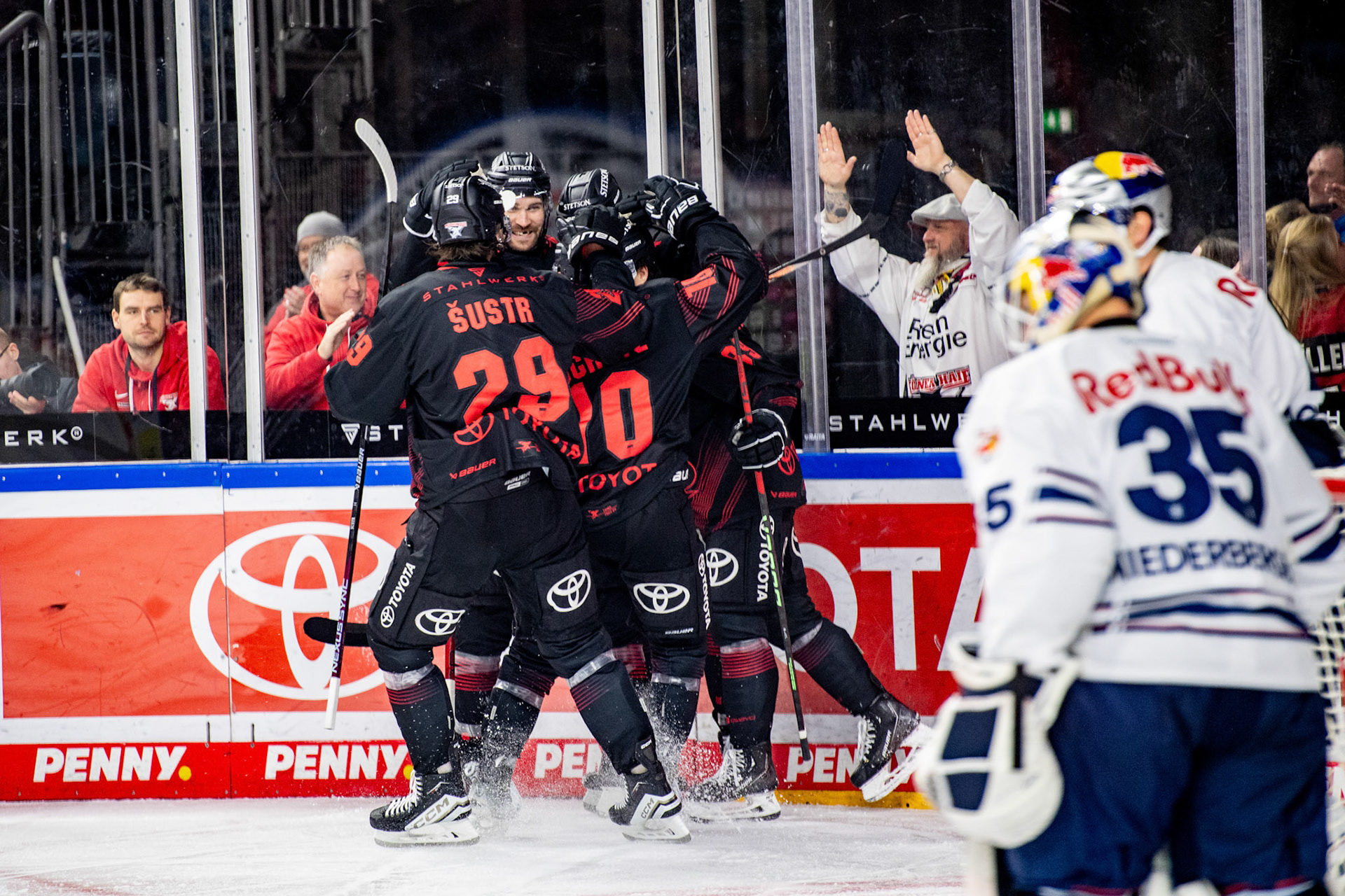 Die Kölner Haie beim Torjubel. Andrej Sustr, Justin Schuetz; DEL Kölner Haie - EHC Red Bull München, 05.01.2024