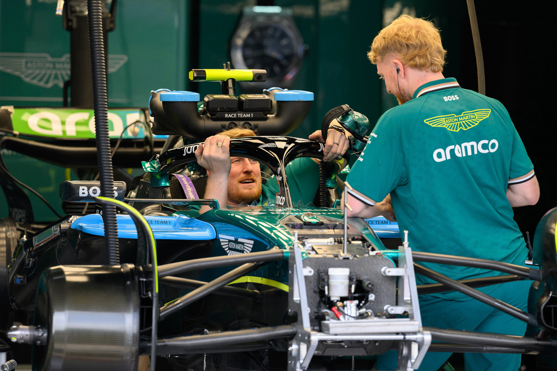 Aston Martin Aramco F1 Team Mechaniker arbeitet am Auto; F1 GP Imola / Italien Donnerstag, 16.05.2024