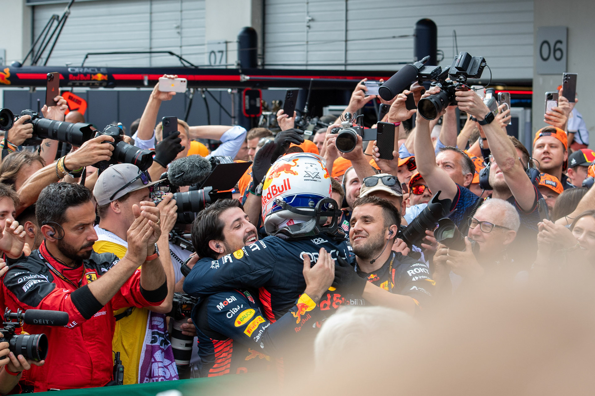 Max Verstappen feiert den Sieg in Österreich;Formel 1 GP Austria / Österreich. Sonntag, 02.07.2023