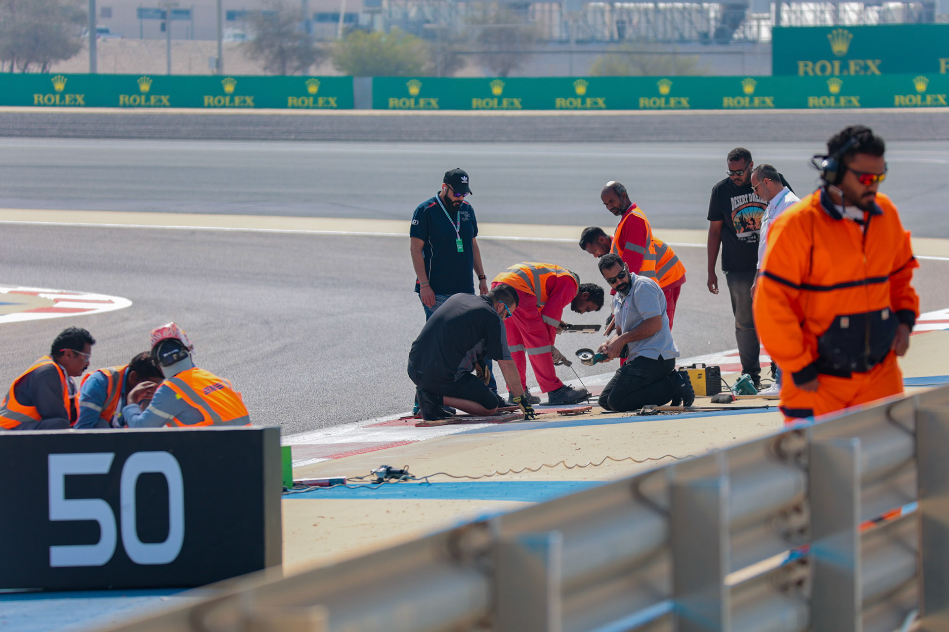 Streckenreparatur in Bahrain; Formel 1 Pre-Season Tests Bahrain. Freitag, 23.02.2024