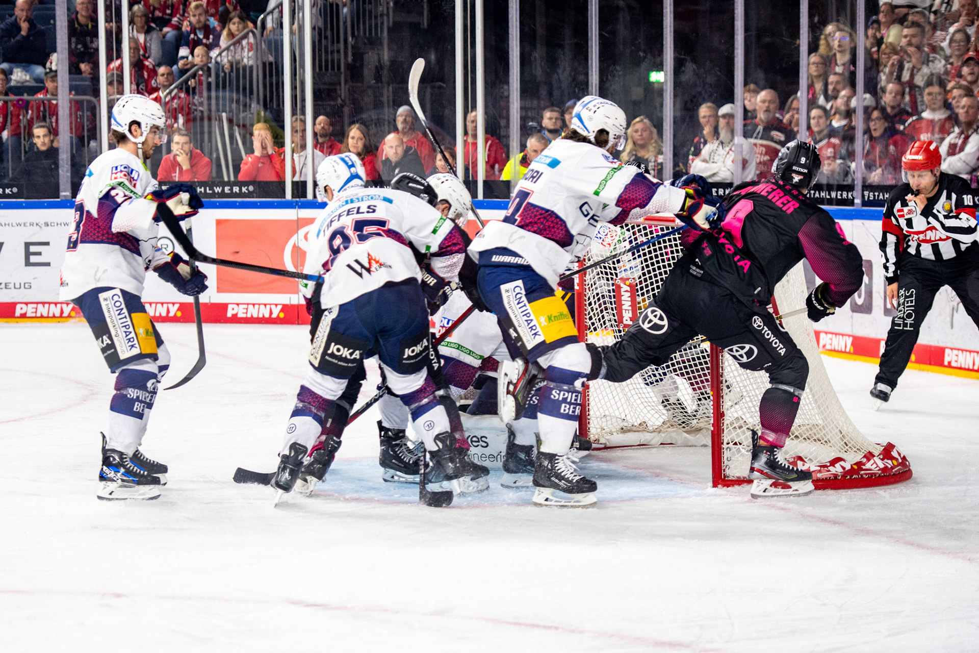 Koelner Haie beim Torschuss; DEL Kölner Haie - Eisbaeren Berlin, 06.10.2023