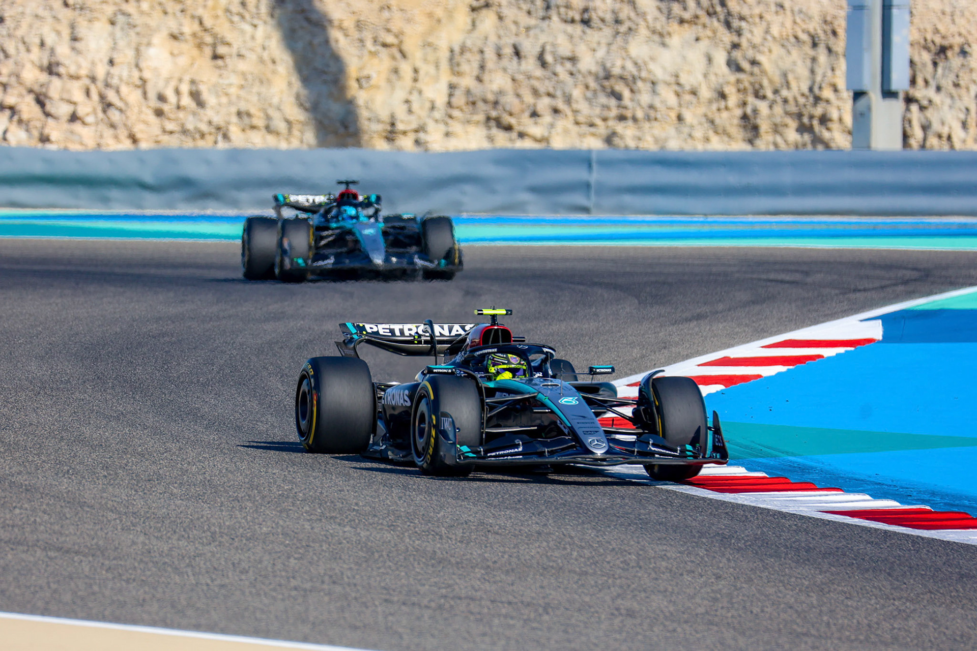 Lewis Hamilton #44, Mercedes-AMG Petronas F1 Team vor seinem Teamkollegen George Russell #63, Mercedes-AMG Petronas F1 Team; Formel 1 GP Bahrain. Donnerstag 29.02.2024