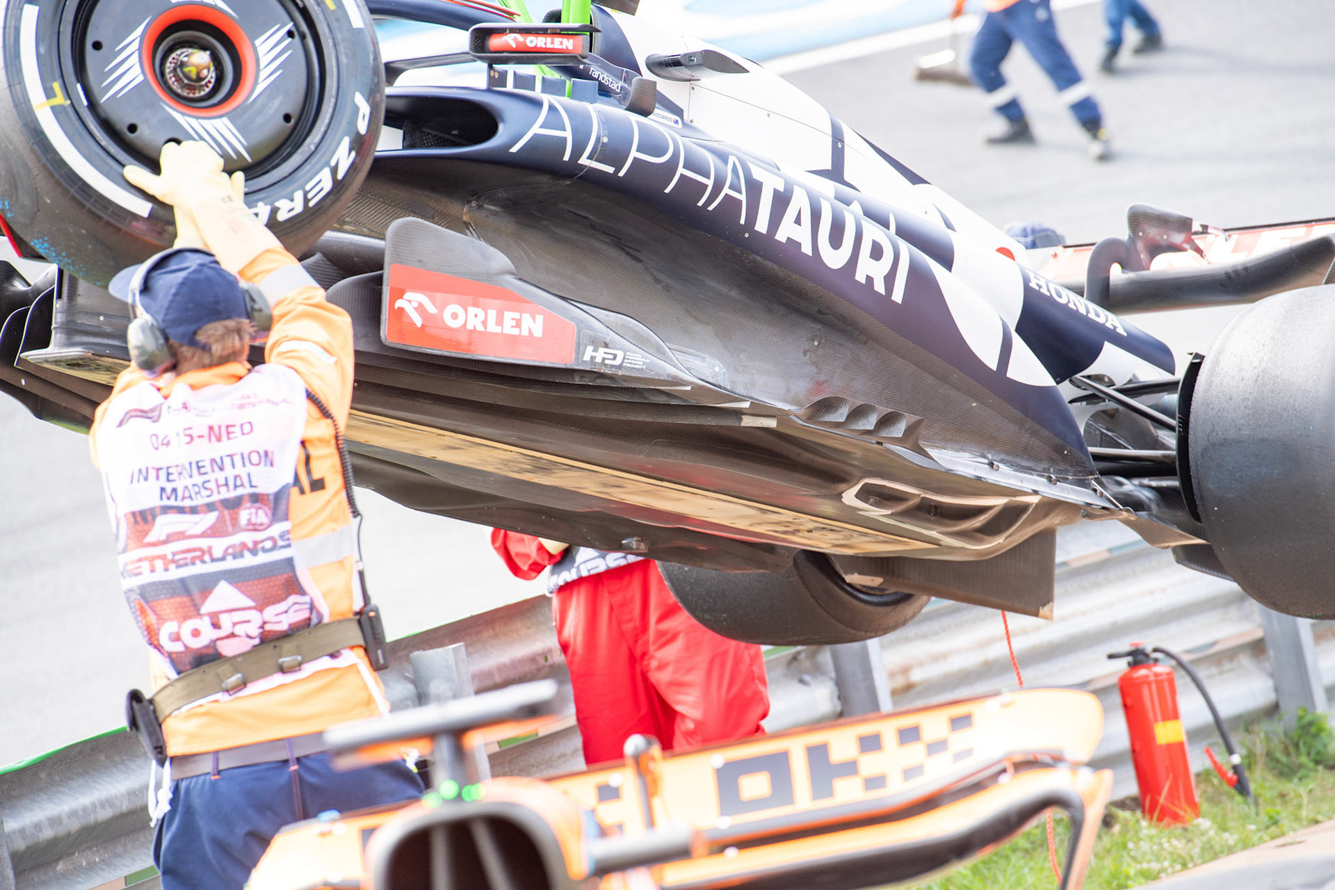 Unfall zwischen Daniel Ricciardo und Oscar Piastri in FP2; Formel 1 GP Holland / Zandvoort. Freitag, 25.08.2023