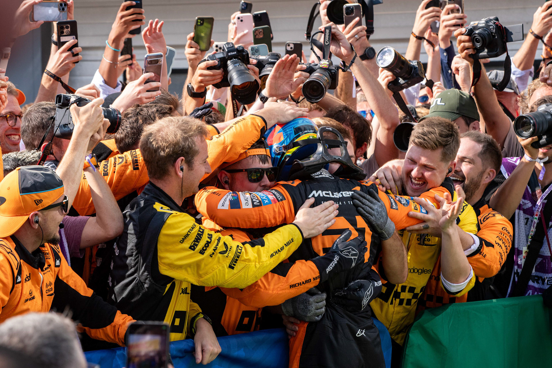 Oscar Piastri #81, McLaren Formula 1 Team beim Siegesjubel;Formel 1 Budapest / Ungarn