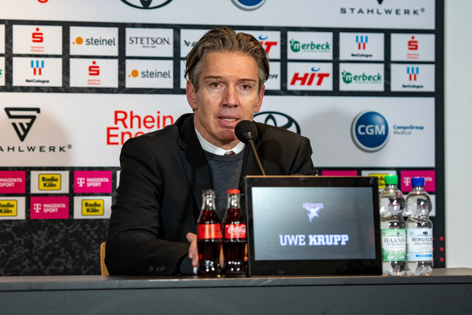 Uwe Krupp, Headcoach der Koelner Haie in der Pressekonferenhz; DEL Kölner Haie - Fishtown Pinguins Bremerhaven, 30.01.2024