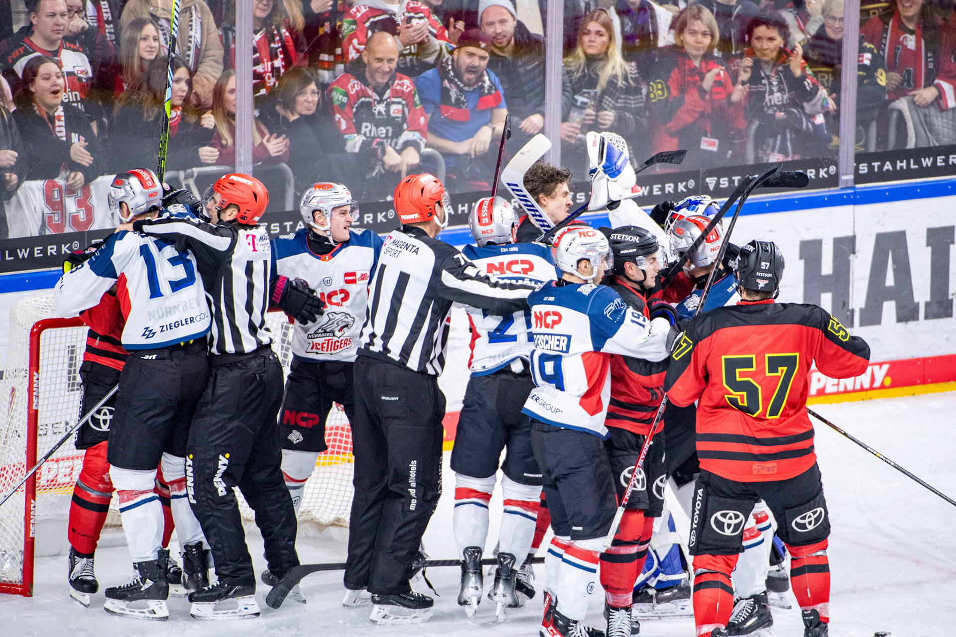 Koelner Haie eine Meinungsverschiedenheit; DEL Kölner Haie - Nürnberg Ice Tigers, 17.12.2023