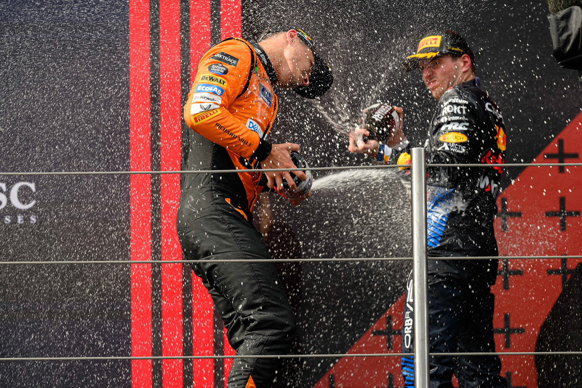 Lando Norris #4, McLaren Formula 1 Team und Max Verstappen #1, Oracle Red Bull Racing auf dem Podium.; F1 GP Imola / Italien Sonntag, 19.05.2024