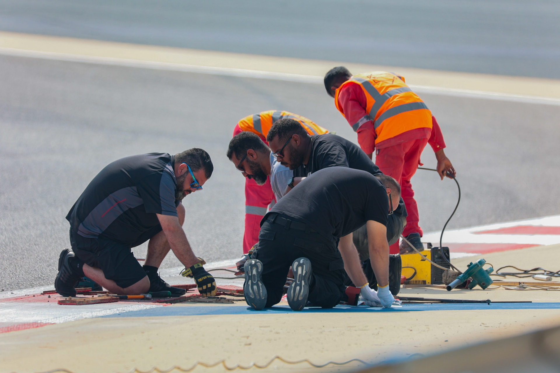 Streckenreparatur in Bahrain; Formel 1 Pre-Season Tests Bahrain. Freitag, 23.02.2024