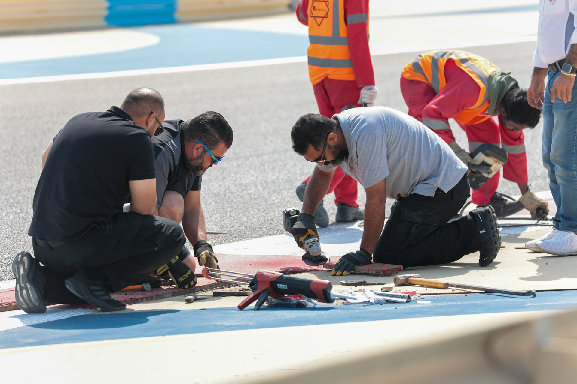 Streckenreparatur in Bahrain; Formel 1 Pre-Season Tests Bahrain. Freitag, 23.02.2024