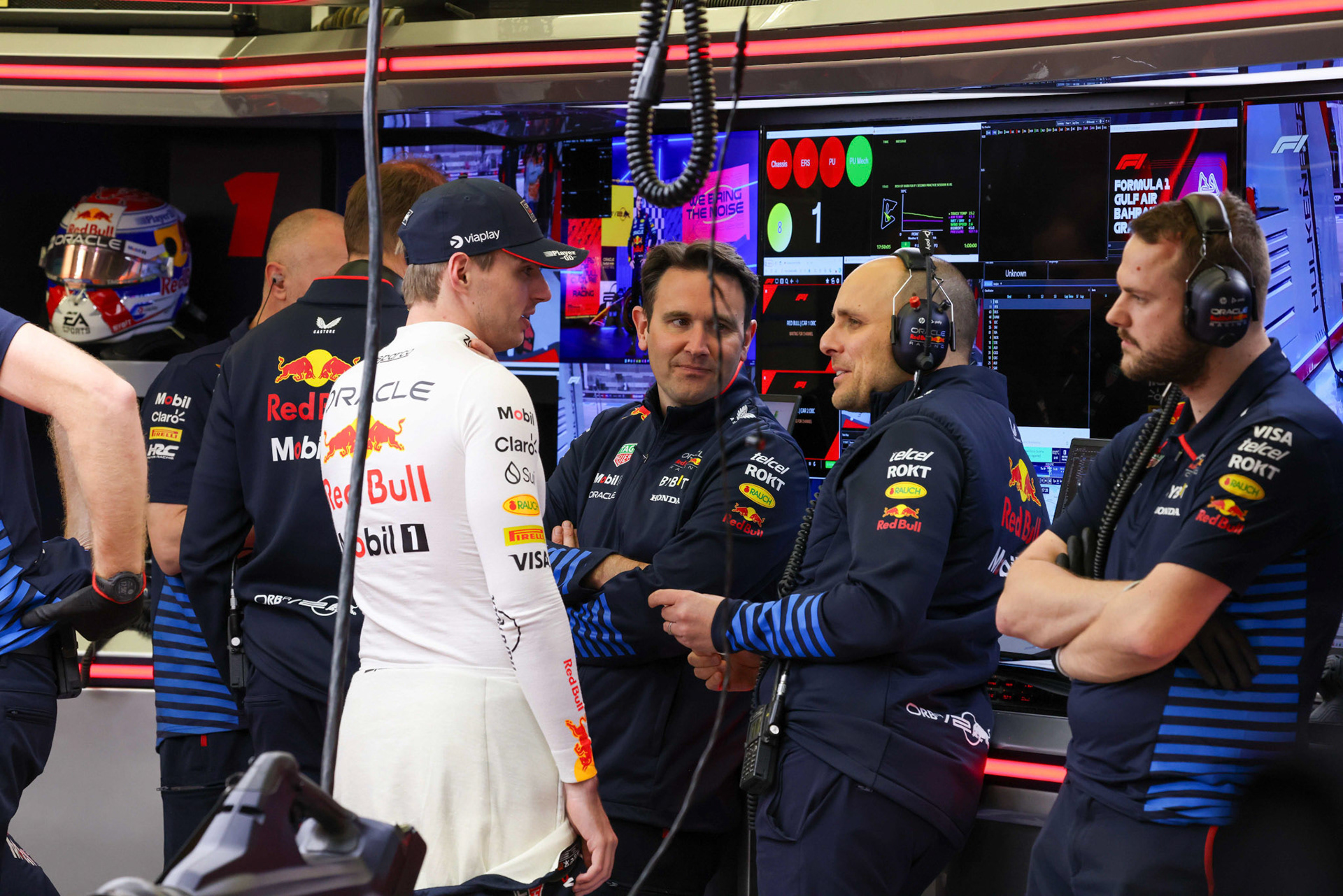 Max Verstappen #1, Oracle Red Bull Racing im Gespräch mit Renningenieur Gianpiero Lambiase; Formel 1 GP Bahrain. Freitag 01.03.2024