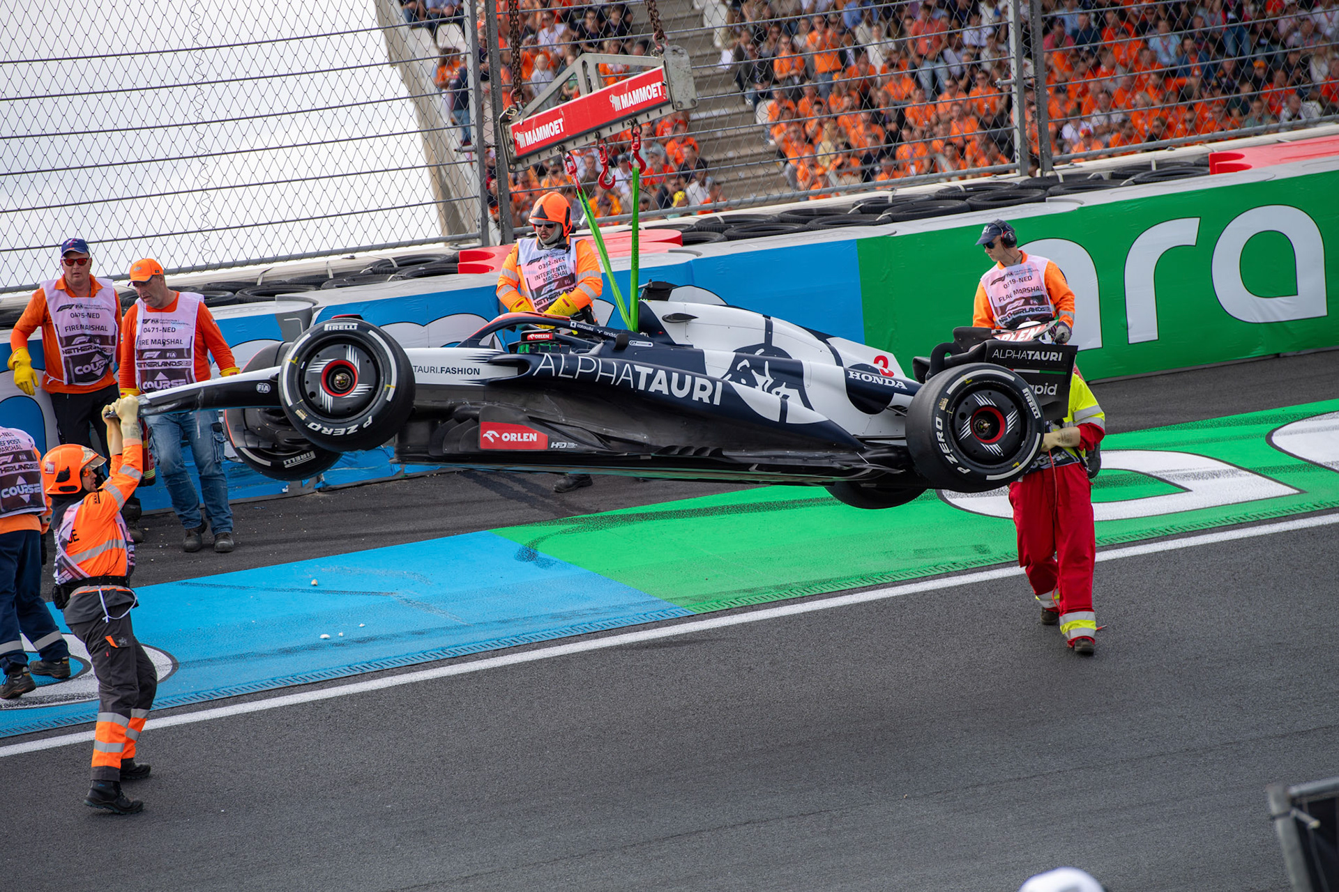 Unfall zwischen Daniel Ricciardo und Oscar Piastri in FP2; Formel 1 GP Holland / Zandvoort. Freitag, 25.08.2023