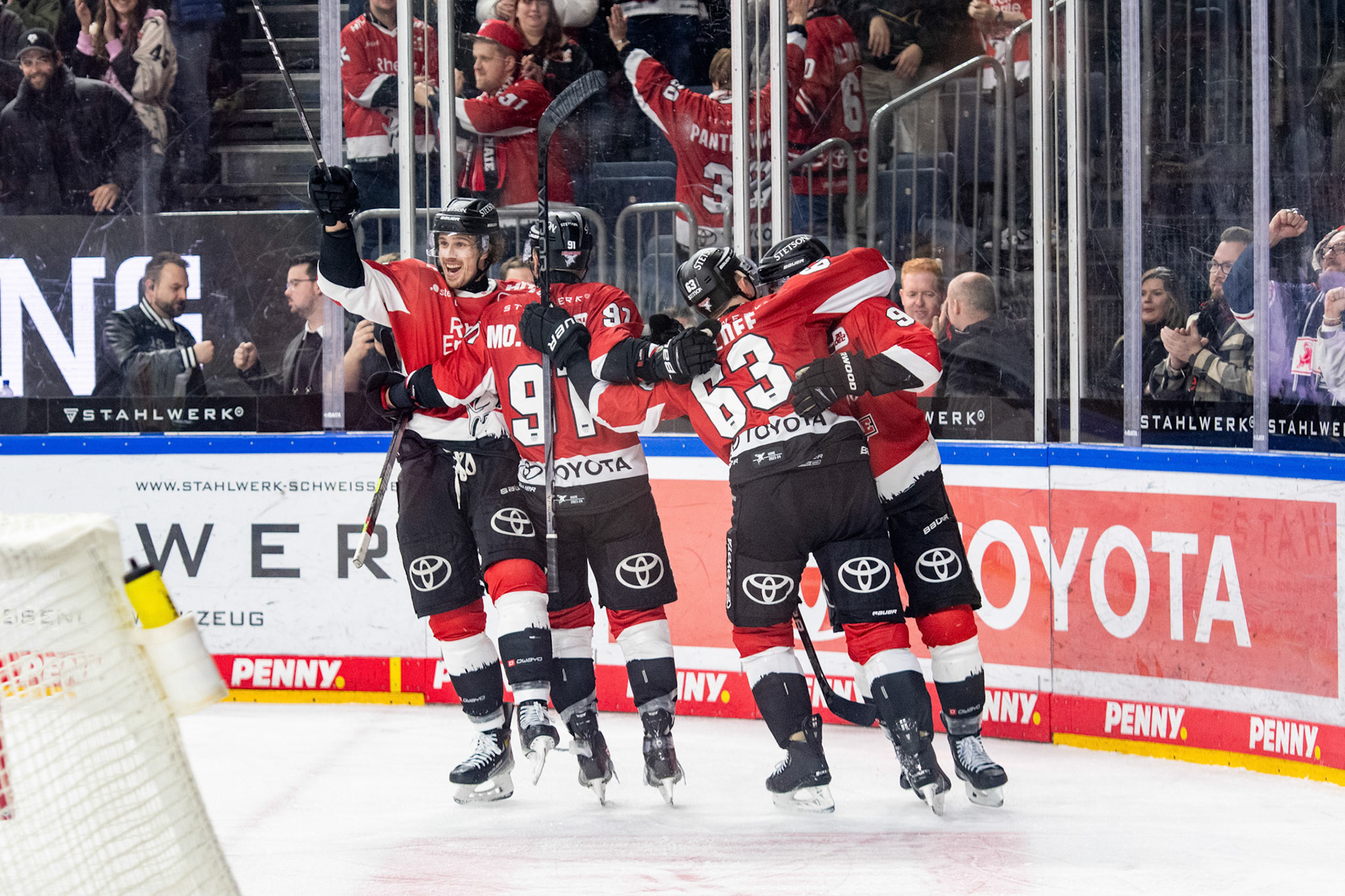 Die Koelner Haie beim Torjubel; DEL Kölner Haie - Fishtown Pinguins Bremerhaven, 30.01.2024