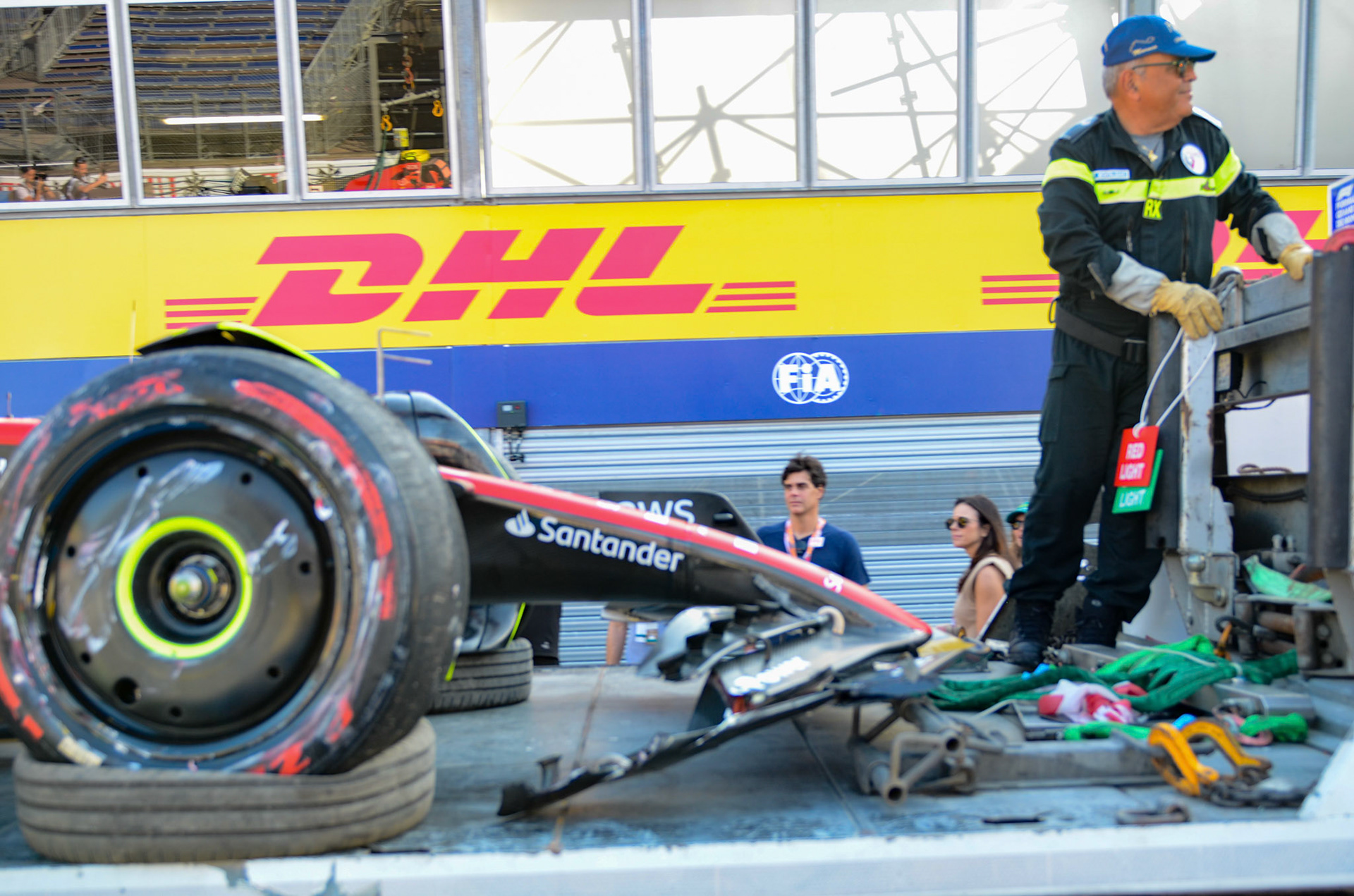 Carlos Sainz (ESP) Scuderia Ferrari gecrashtes Auto; Formel 1 GP Monaco. Freitag 26.05.2023