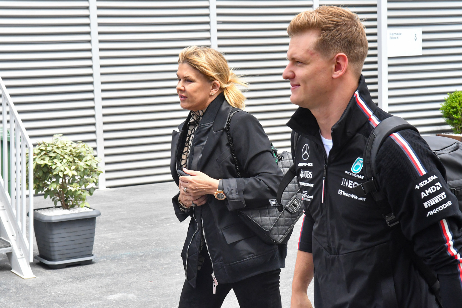 Mick Schumacher und Corinna Schumacher, Mercedes AMG F1 Team; Formel 1 GP Baku Azerbaijan. Freitag 28.04.2023