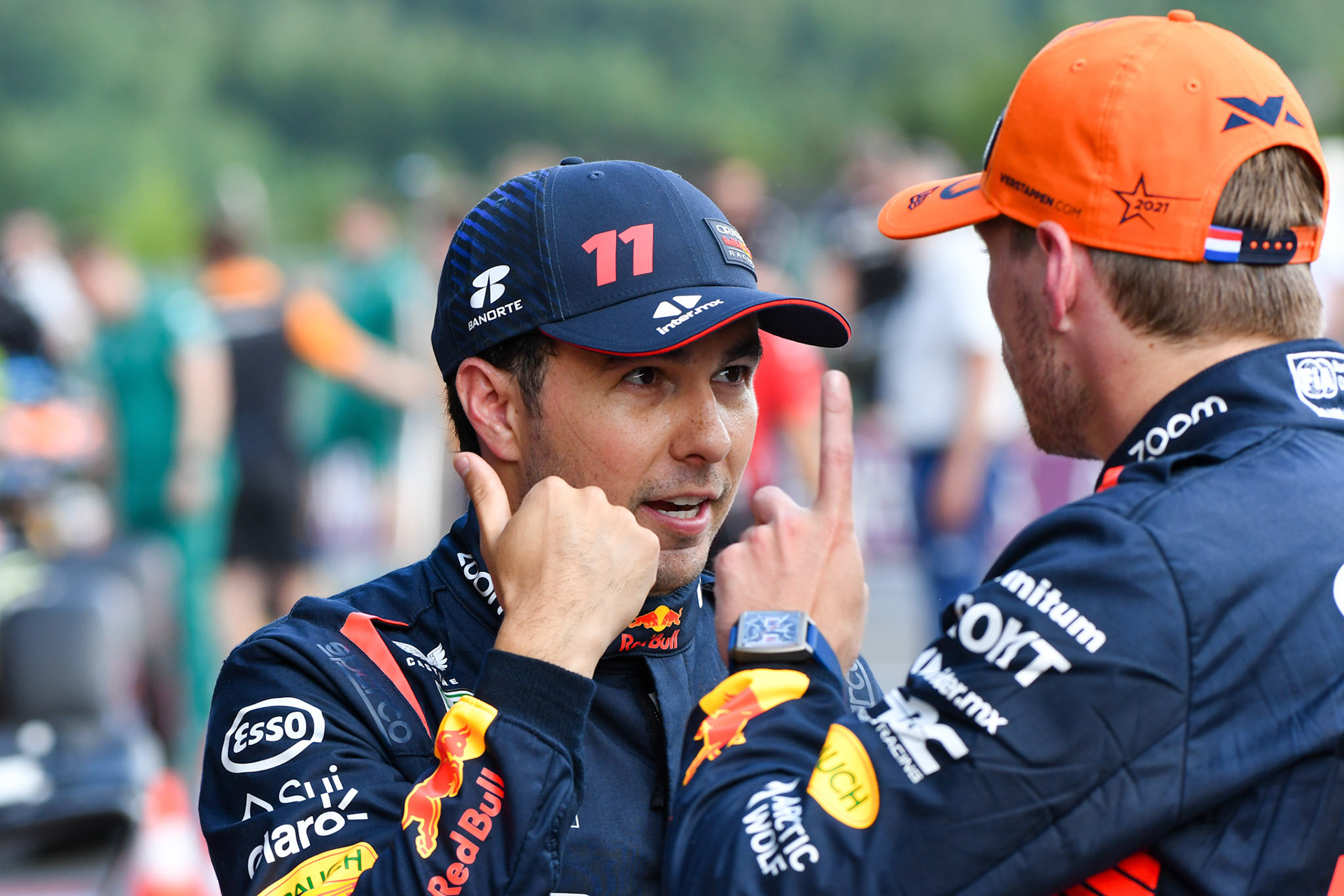 Max Verstappen und Sergio Perez diskutieren miteinander;Formel 1 GP Spa Francorchamps/ Belgien. Freitag, 28.07.2023