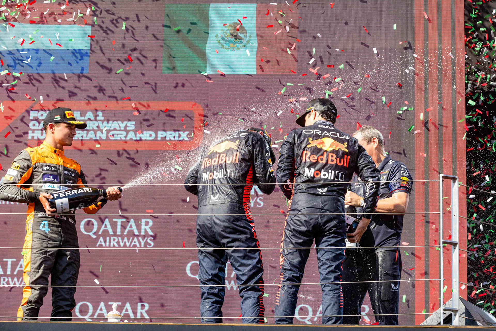 Podium in Budapest mit Max Verstappen, Lando Norris, Sergio Perez und Red Bull Chefingenieur Paul Monaghan; Formel 1 GP Budapest / Ungarn. Sonntag, 23.07.2023