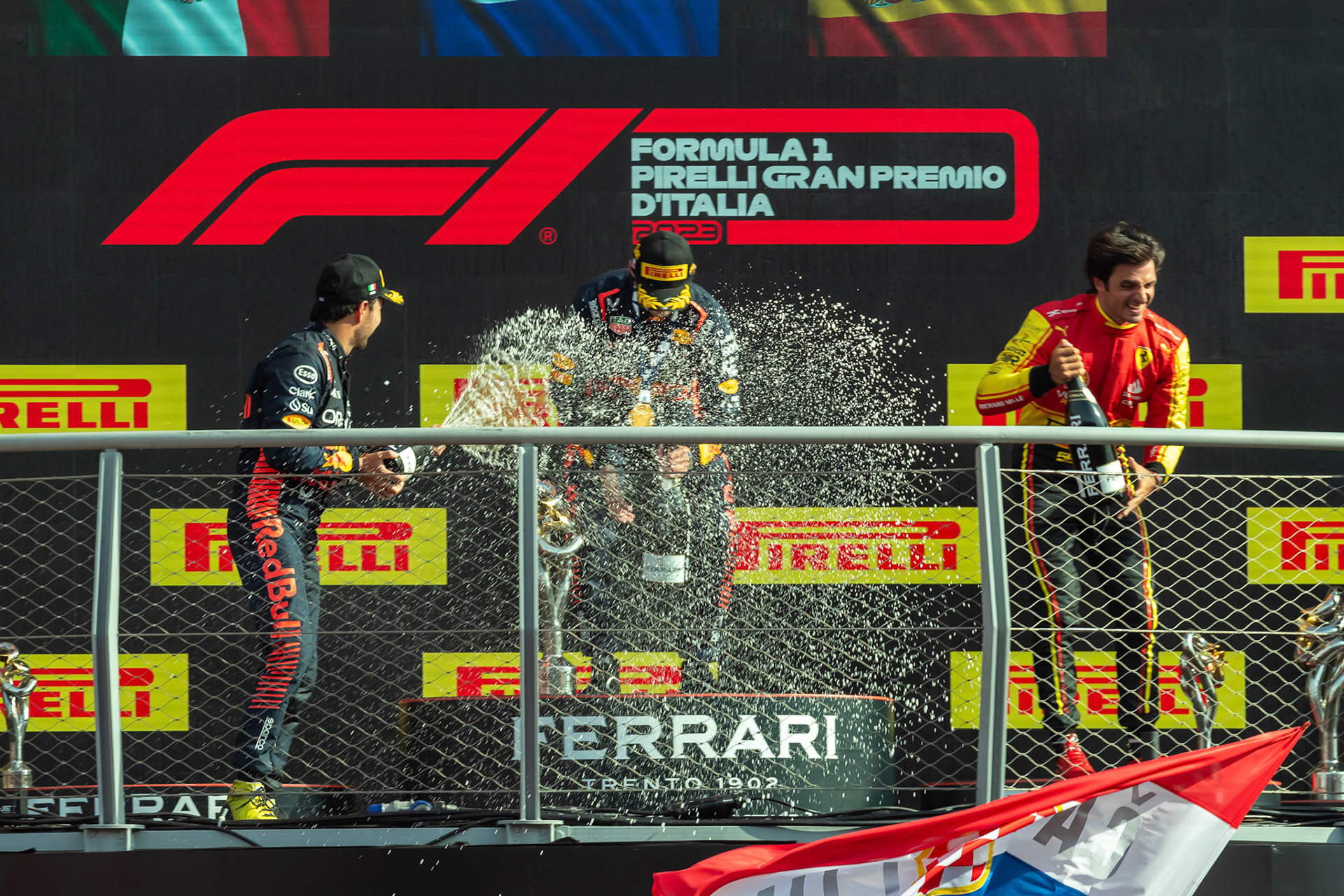 Max Verstappen , Sergio Perez und Carlos Sainz auf dem Podium;Formel 1 GP Italien / Monza. Sonntag, 03.09.2023