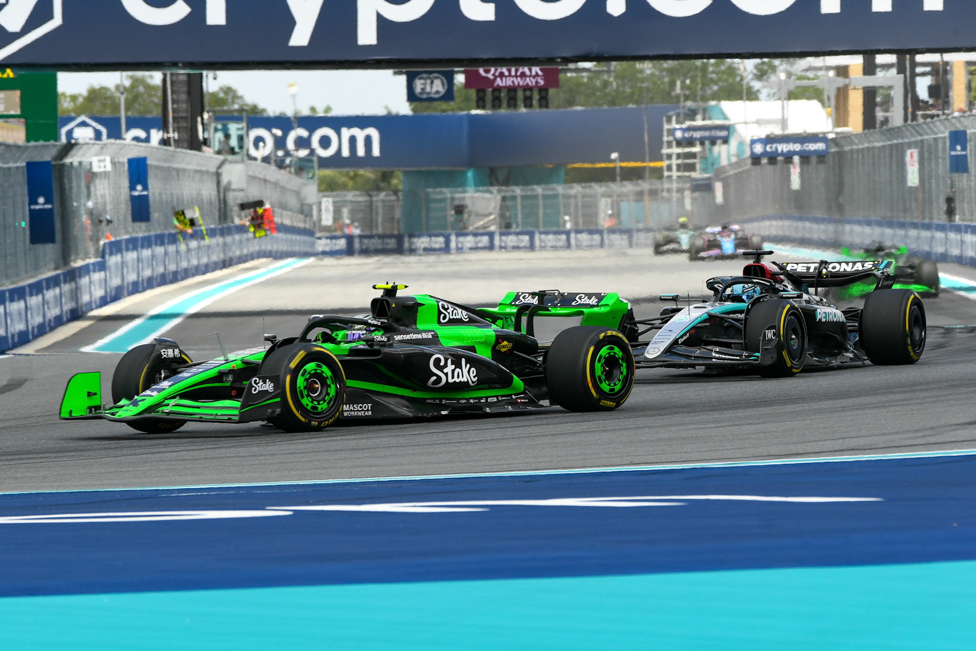 Guanyu Zhou #24, Stake F1 Team Kick Sauber und George Russell #63, Mercedes-AMG Petronas F1 Team; Formel 1 GP Miami / USA. 05.05.2024