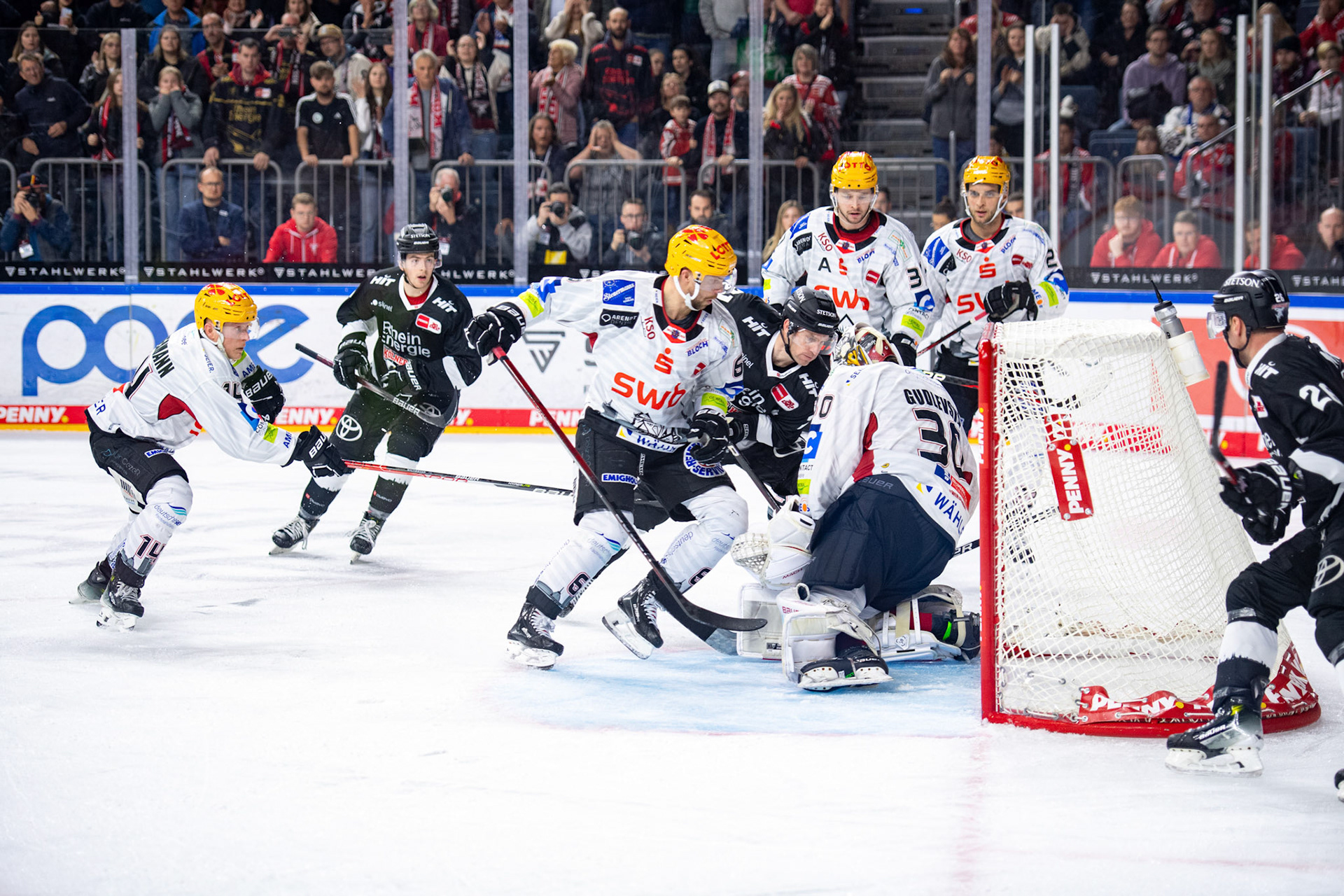 Marc Olver beim Torschuss; DEL Kölner Haie - Bremerhaven Fischtown Pinguins, 01.11.2023