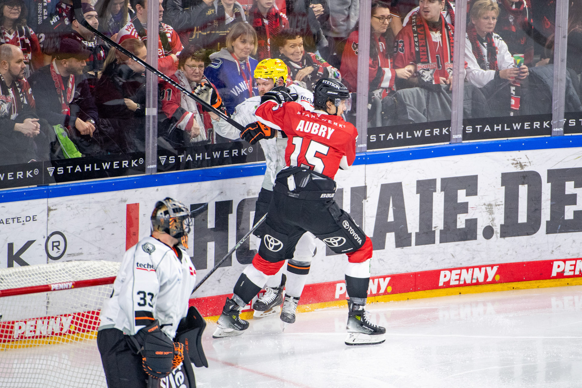 Louis Marc Aubry, Julius Hudacek; DEL Kölner Haie - Frankfurter Löwen, 16.02.2024