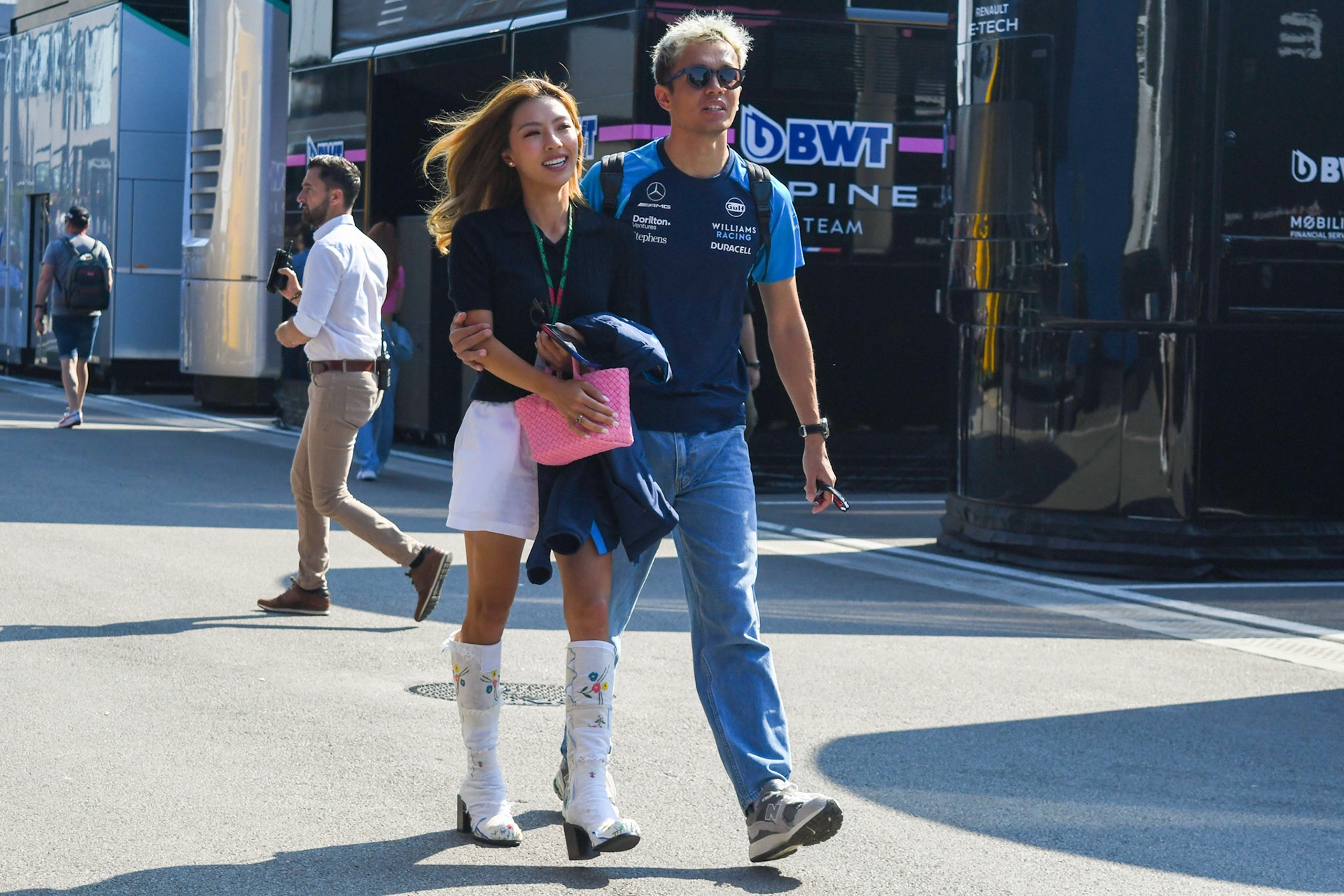 Alexander Albon (THA) Williams Racing mit Partnerin Muni Lily He;Formel 1 GP Barcelona. Samstag 03.06.2023