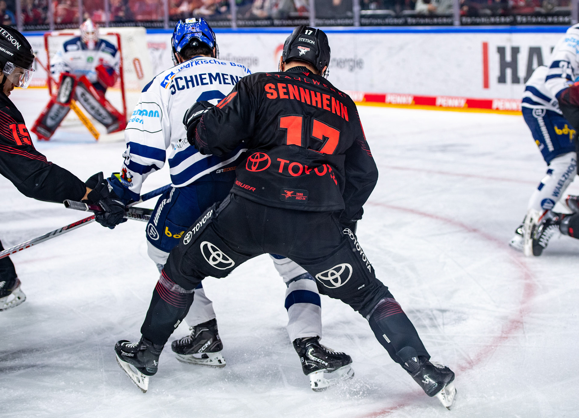 Cedric Schiemenz im Zweikampf mit Jan Luca Sennhenn; DEL Kölner Haie - Iserlohn Roosters, 02.01.2024