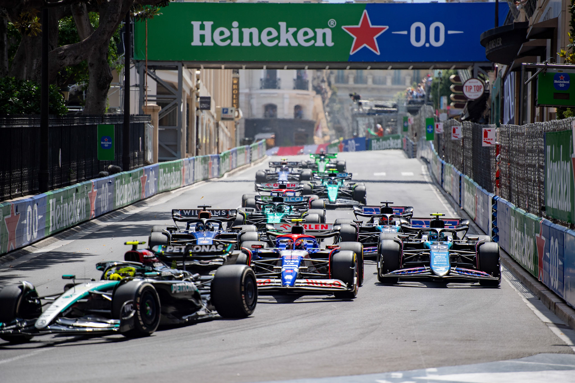 Rennstart. Yuki Tsunoda #22, Visa Cash App RB Formula One Team und Pierre Gasly #10, BWT Alpine F1 Team; Formel1 GP Monaco Sonntag, 26.05.2024