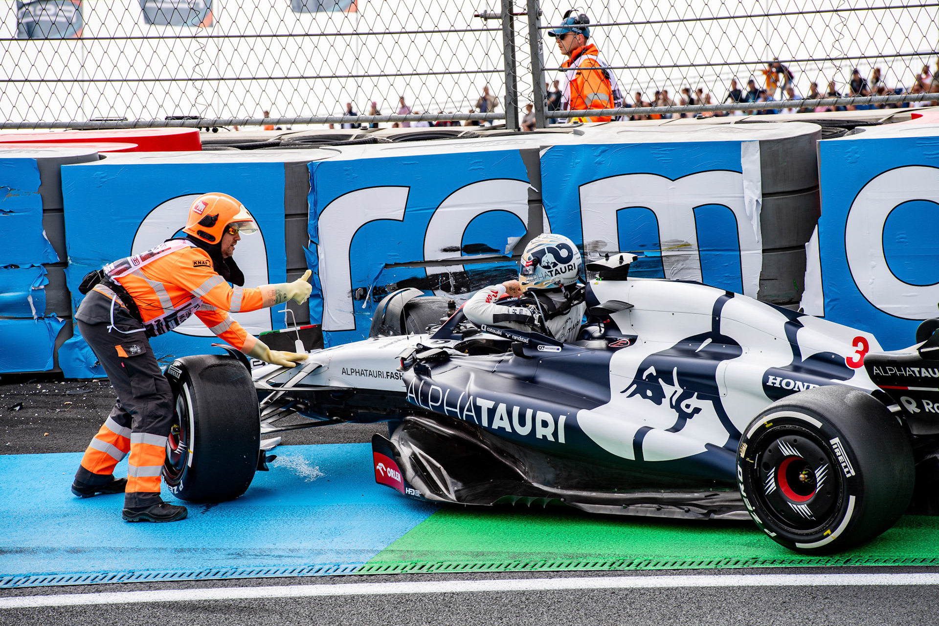 Unfall zwischen Daniel Ricciardo und Oscar Piastri in FP2; Formel 1 GP Holland / Zandvoort. Freitag, 25.08.2023