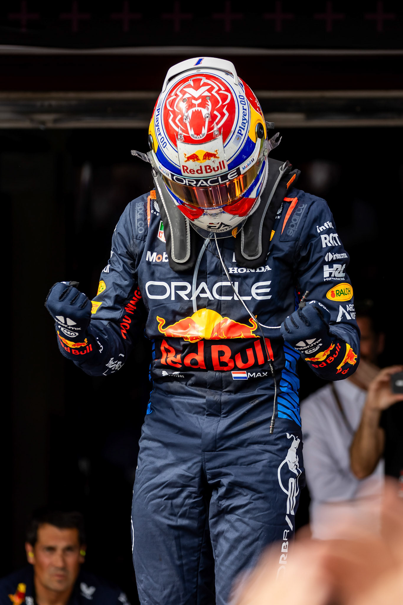 Max Verstappen #1, Oracle Red Bull Racing bejubelt seinen Sieg in Imola; F1 GP Imola / Italien Sonntag, 19.05.2024