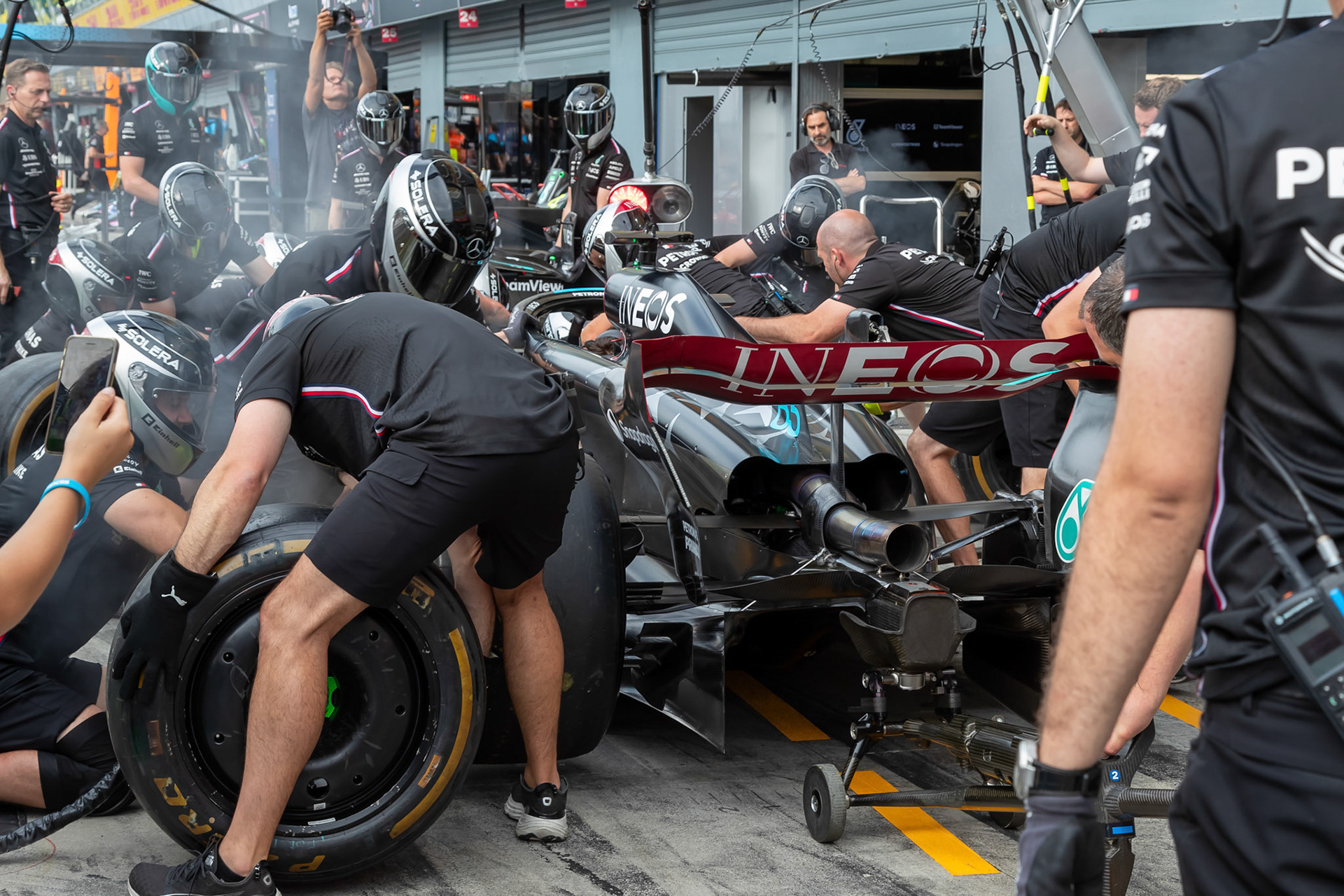 Das Mercedes AMG F1 Team uebt den Boxenstop / Pitstop; Formel 1 GP Italien / Monza. Donnerstag, 31.08.2023