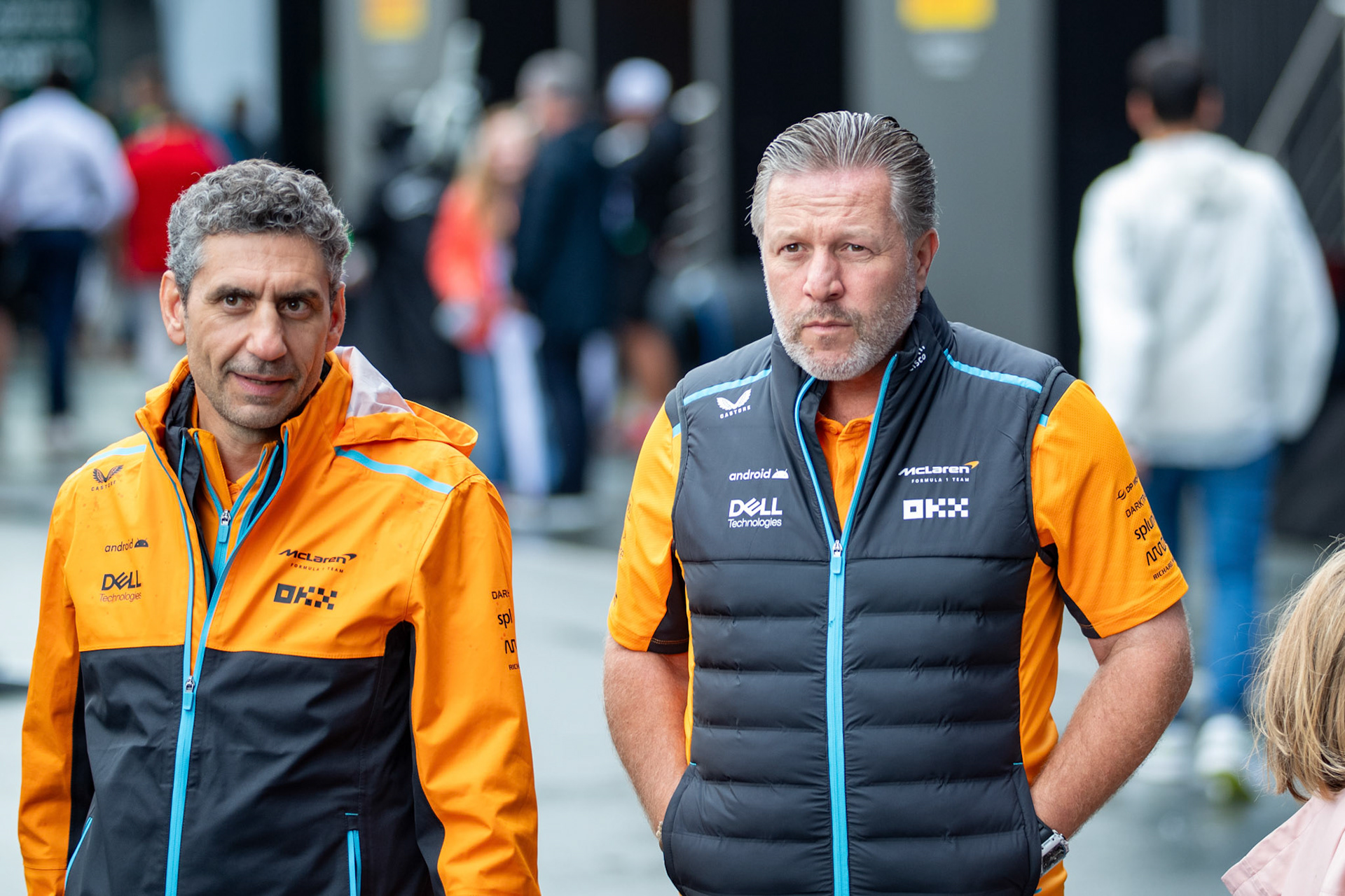 Zak Brown und Andrea Stella, McLaren F1 Team; Formel 1 GP Holland / Zandvoort. Samstag, 26.08.2023
