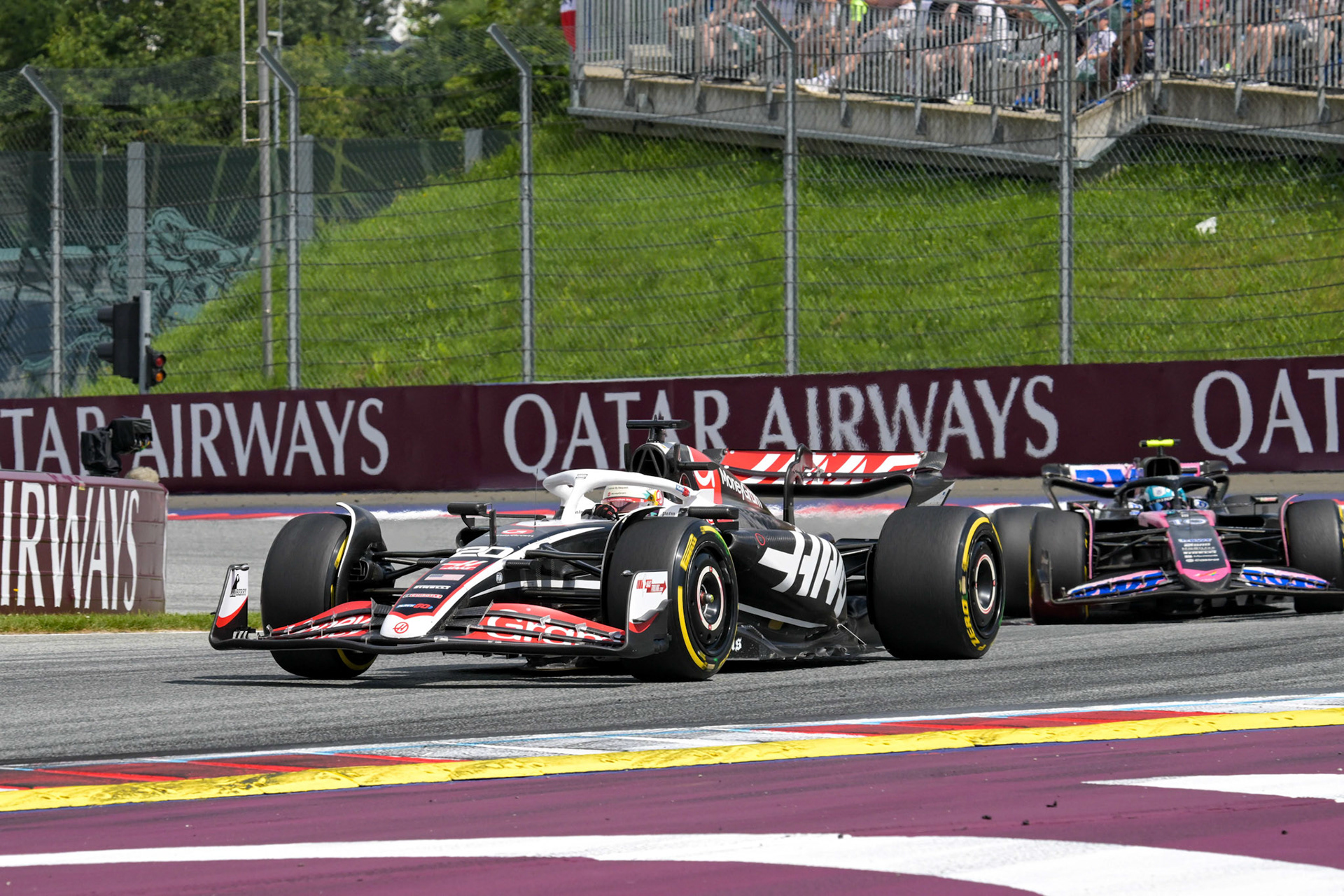 Kevin Magnussen #20, MoneyGram Haas F1 Team und Pierre Gasly #10, BWT Alpine F1 Team;Formel 1 GP Austria / Österreich. Sonntag, 30.06.2024