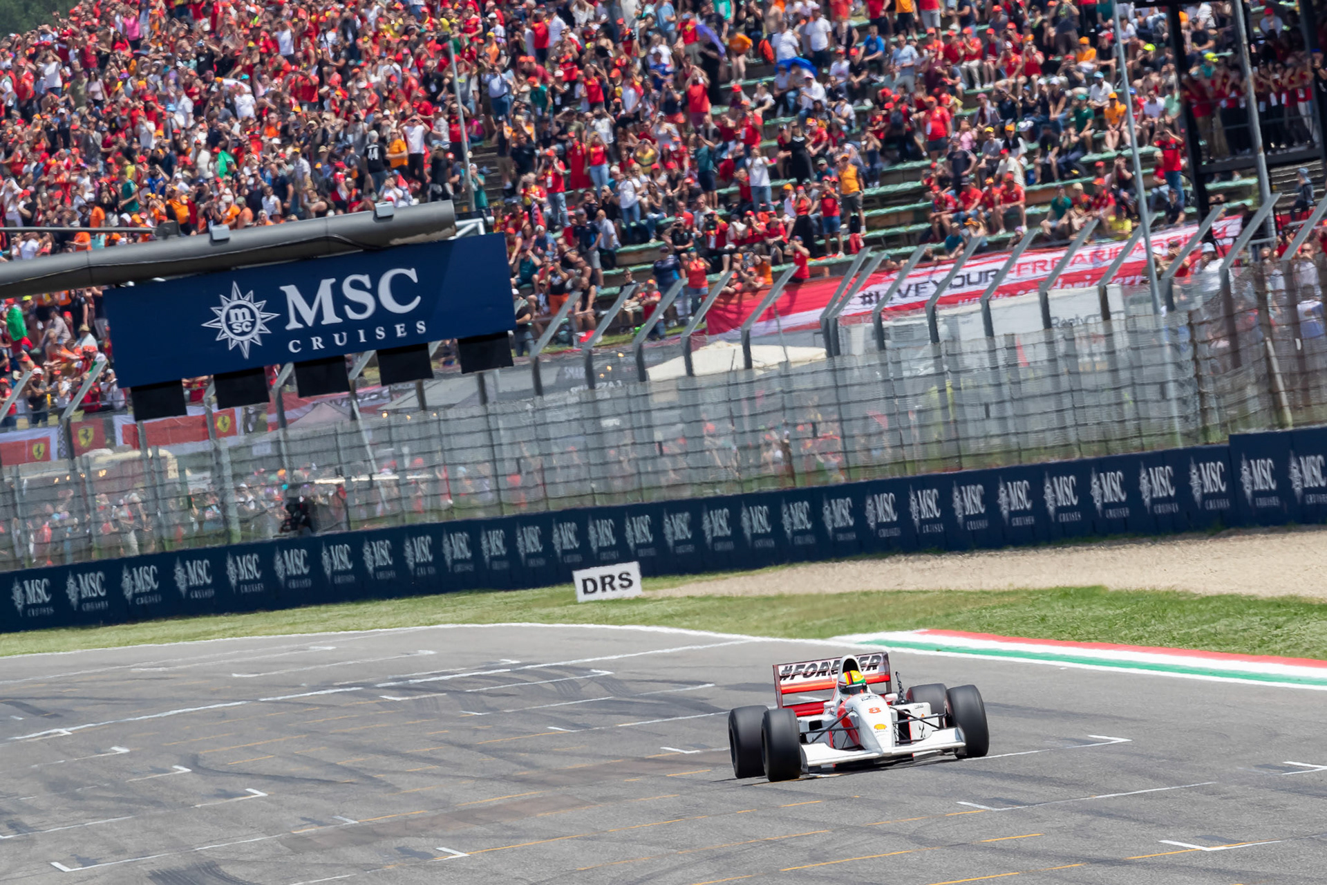 Sebastian Vettel in Ayrton Senna´s McLaren MP4/8 aus dem Jahr 1993; F1 GP Imola / Italien Sonntag, 19.05.2024