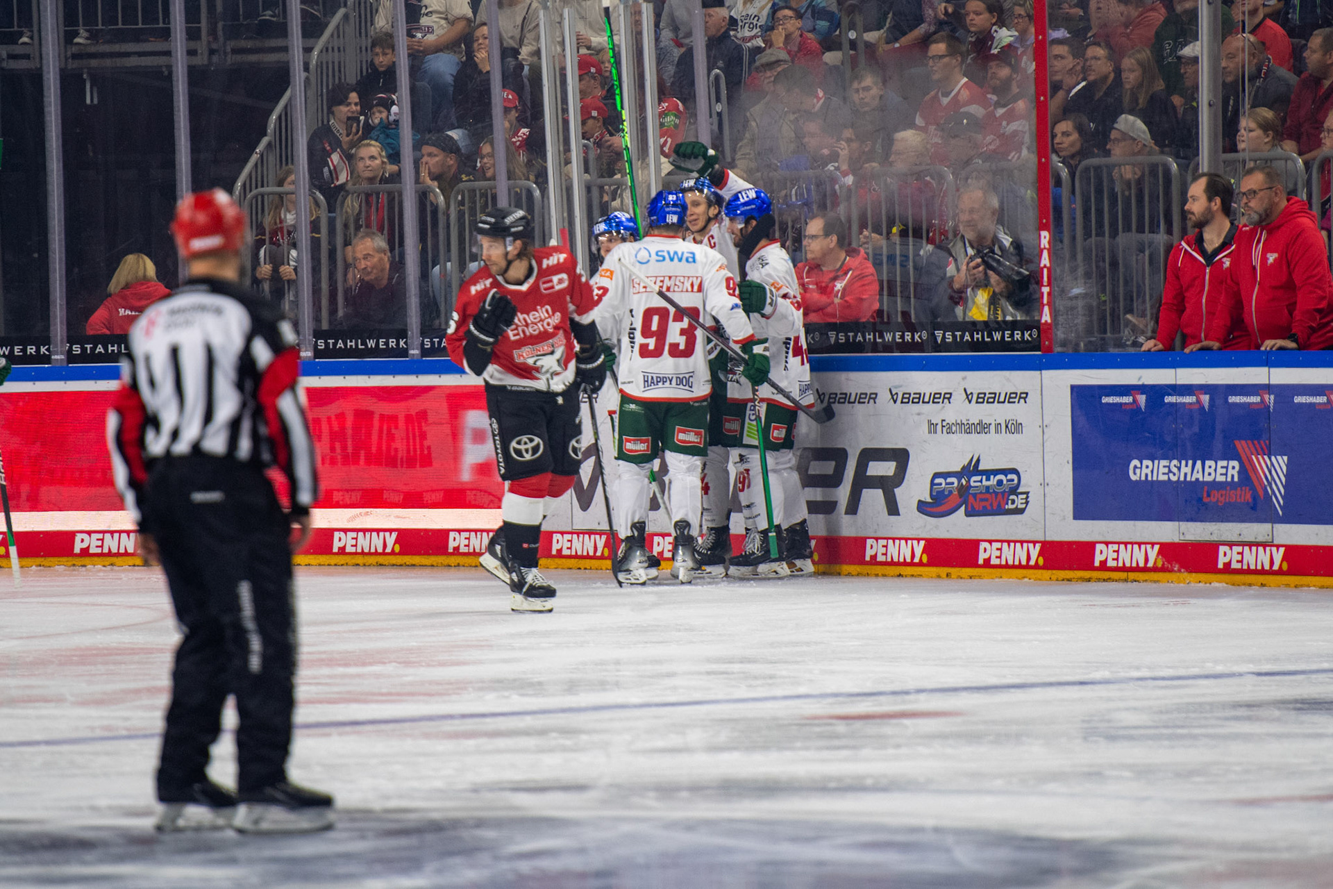 Augsburger Panther im Torjubel; DEL Kölner Haie - Augsburger Panther, 03.10.2023