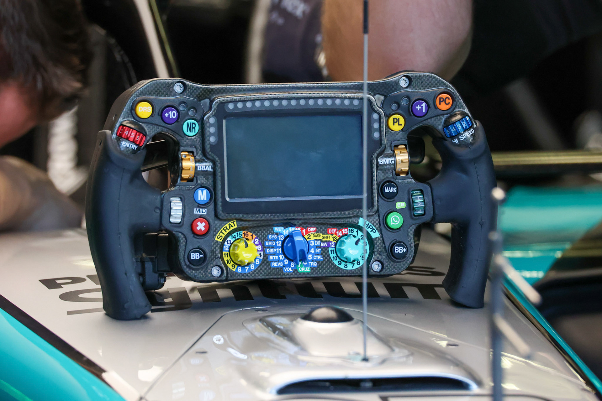 Mercedes-AMG Petronas F1 Team Lenkrad; Formel 1 Pre-Season Tests Bahrain. Mittwoch, 21.02.2024