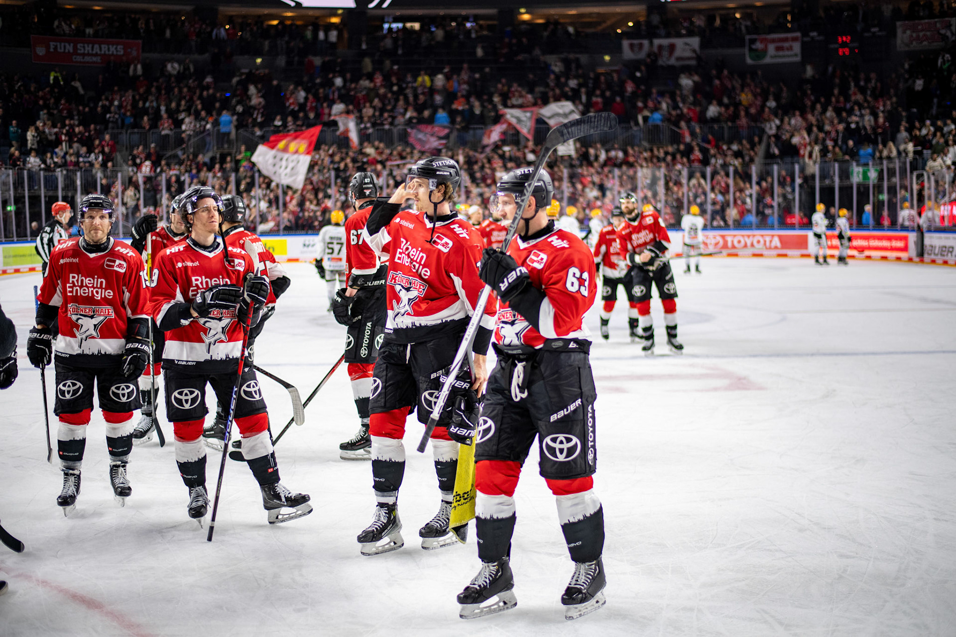 Die Kölner Haie, zufrieden nach dem Sieg; DEL Kölner Haie - Fishtown Pinguins Bremerhaven, 30.01.2024
