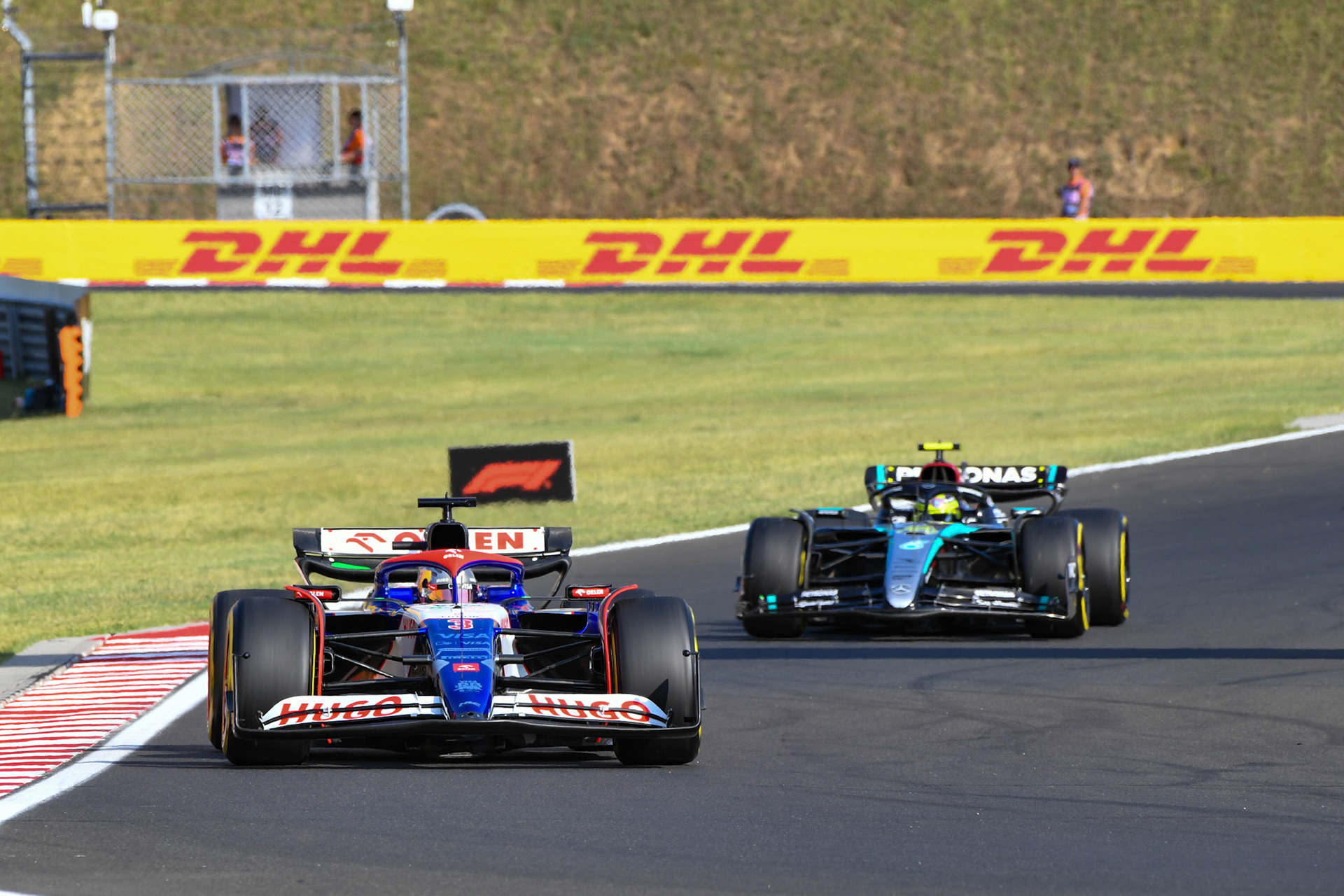 Daniel Ricciardo, #3, Visa Cash App RB Formula One Team und Lewis Hamilton #44, Mercedes-AMG Petronas F1 Team;Formel 1 Budapest / Ungarn, 20.07.2024