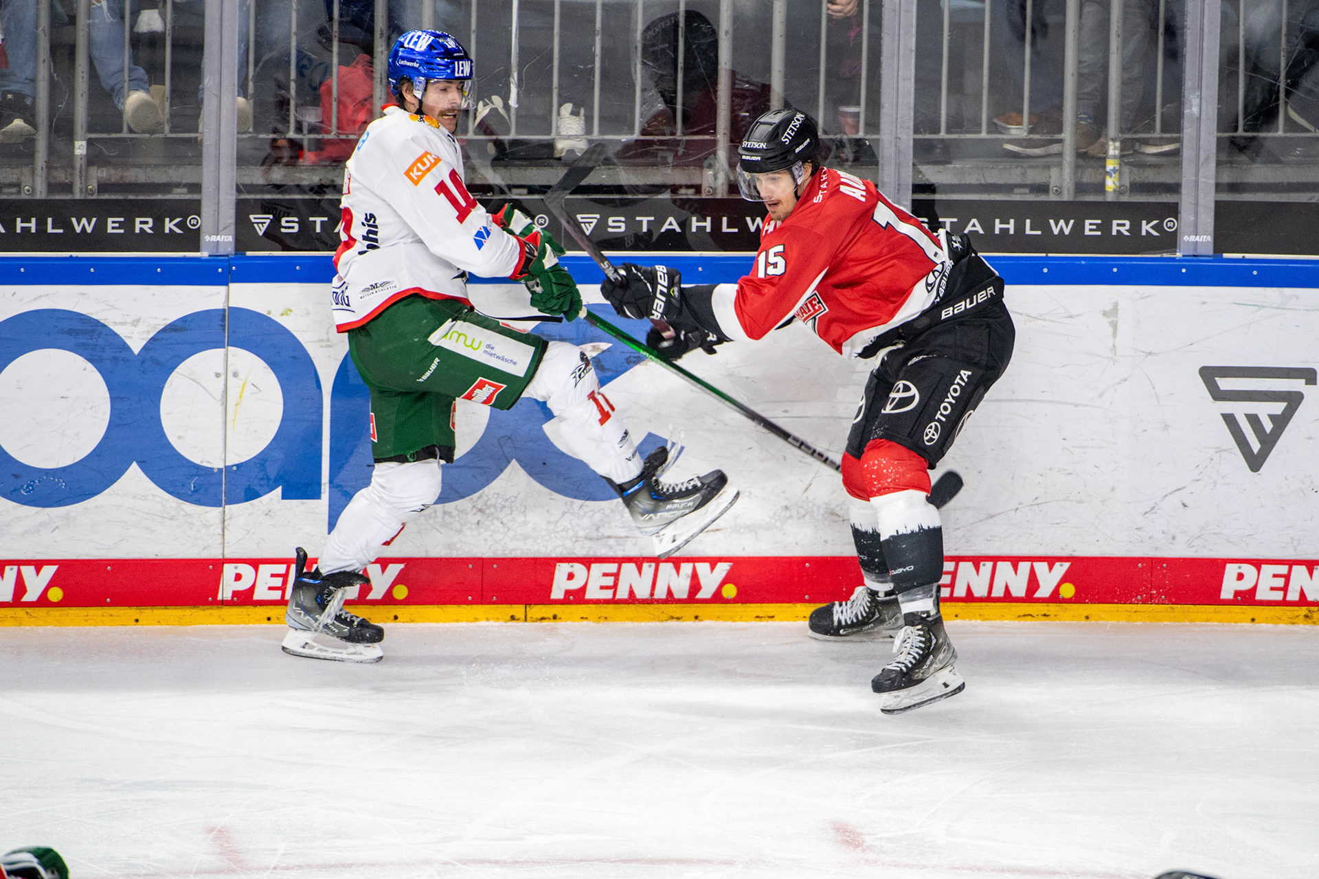 Louis Marc Aubry im Zweikampf; DEL Kölner Haie - Augsburger Panther, 19.11.2023