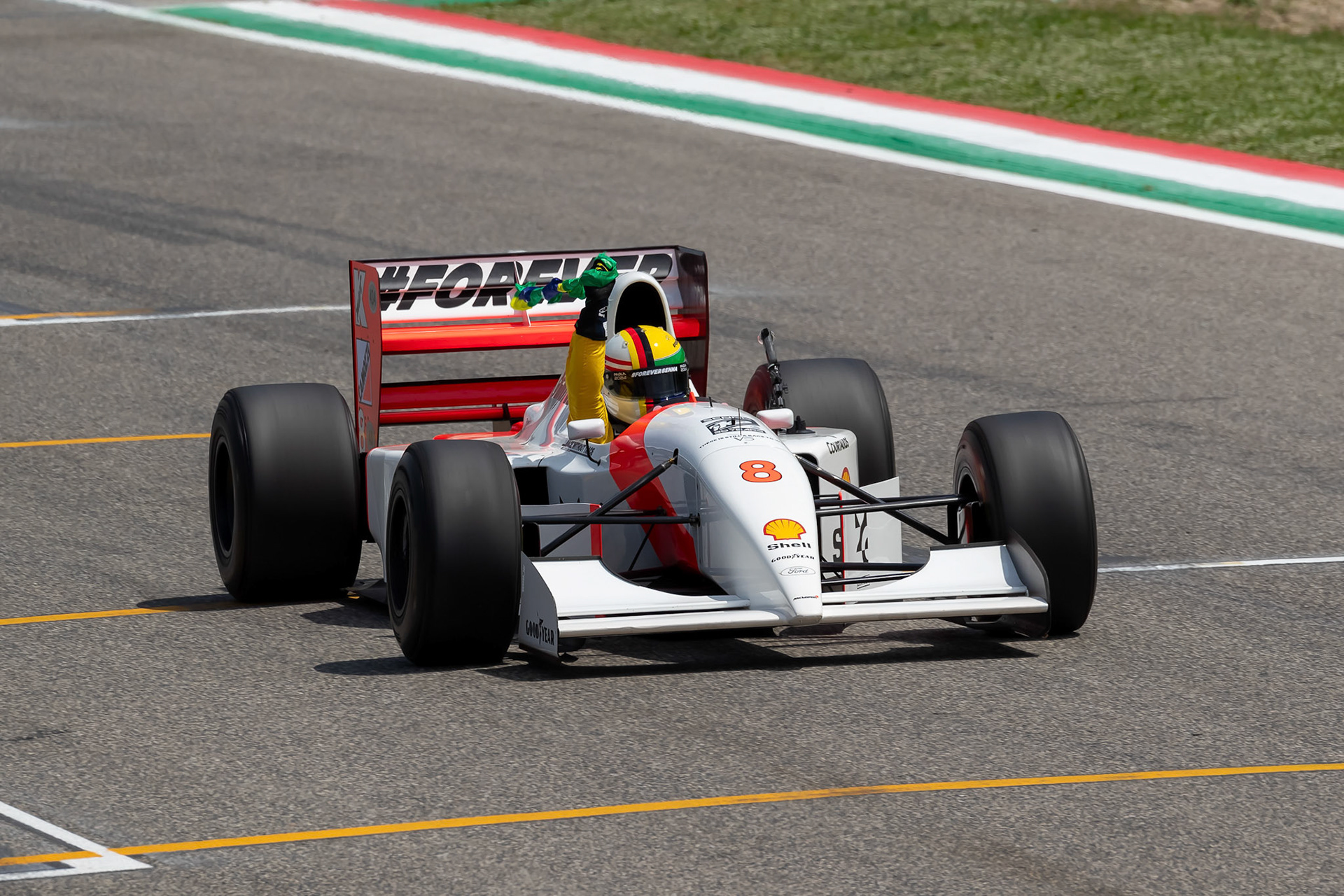 Sebastian Vettel in Ayrton Senna´s McLaren MP4/8 aus dem Jahr 1993; F1 GP Imola / Italien Sonntag, 19.05.2024