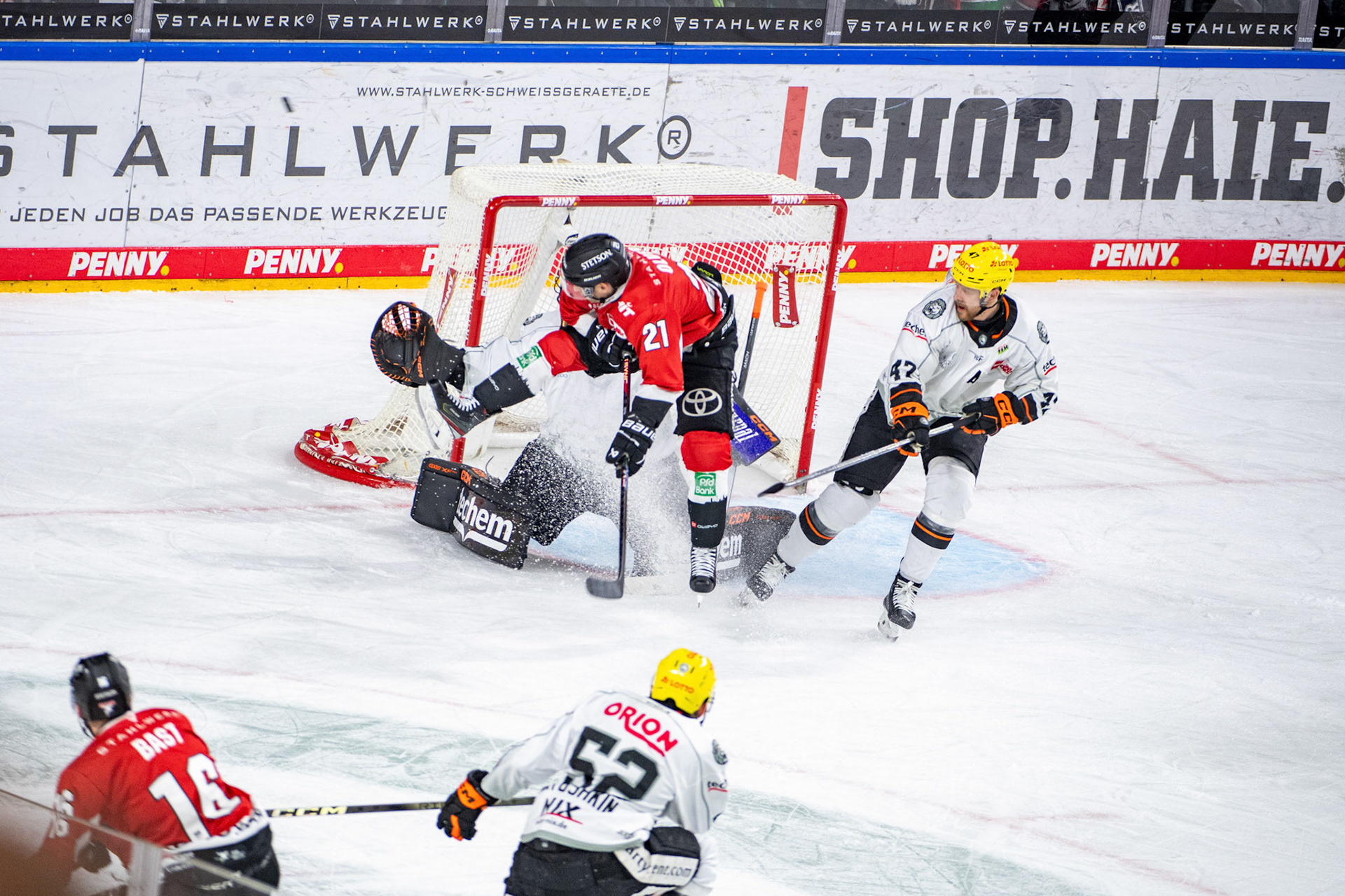 Marc Olver, Ville Lajunen; DEL Kölner Haie - Frankfurter Löwen, 16.02.2024