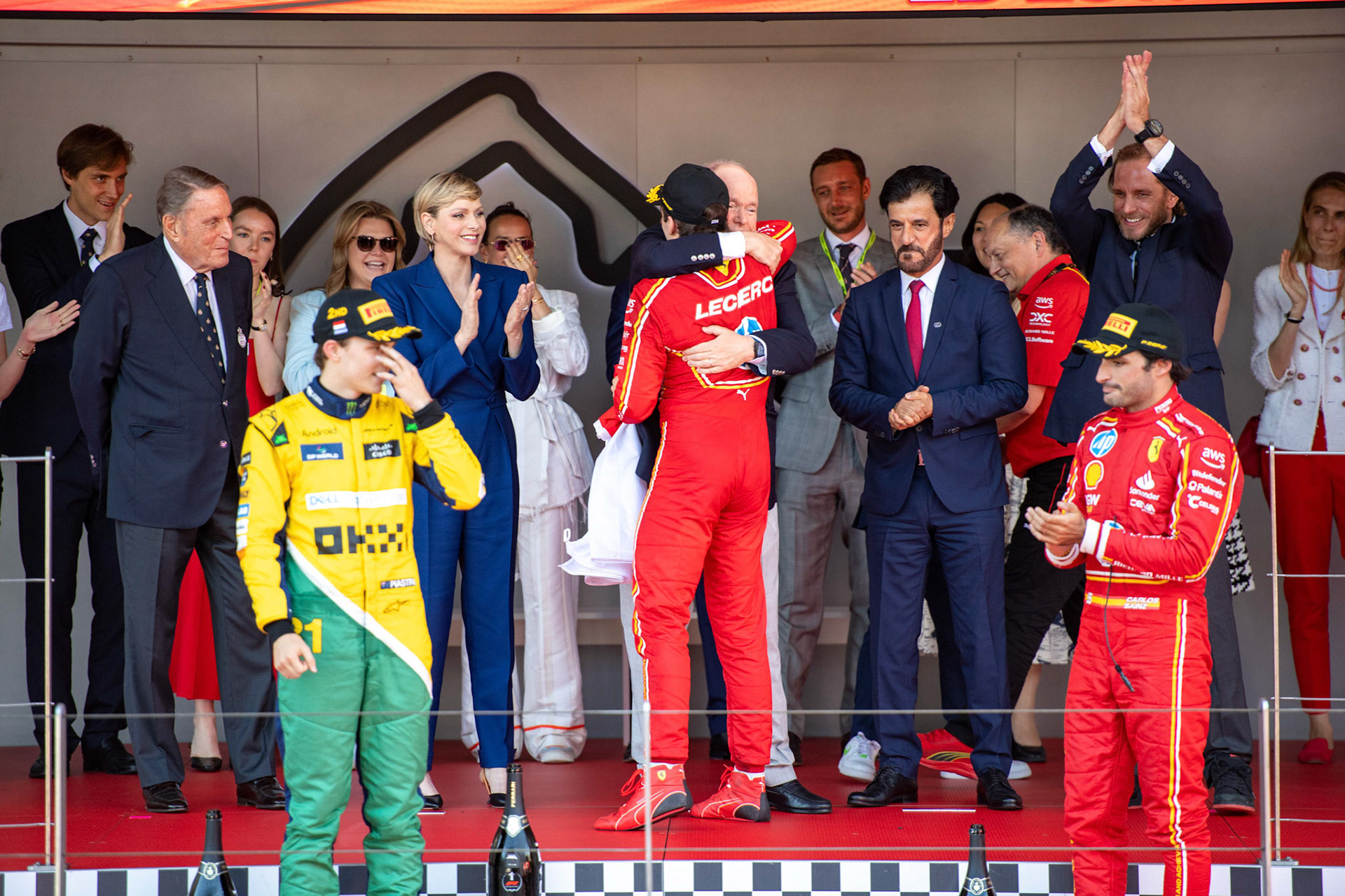 Fürst Albert II. von Monaco gratuliert Charles Leclerc #16, Scuderia Ferrari zum Sieg. Charlène von Monaco und Oscar Piastri #81, McLaren Formula 1 Team und Carlos Sainz #55, Scuderia Ferrari; Formel1 GP Monaco Sonntag, 26.05.2024