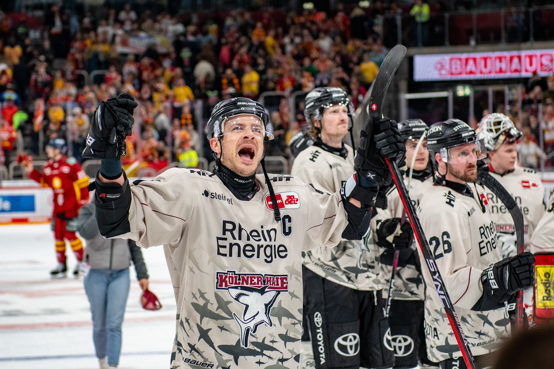 Moritz Müller jubelt über den Sieg im Revierderby gegen die Düsseldorfer EG; DEL Düsseldorfer EG - Kölner Haie, 25.02.2024