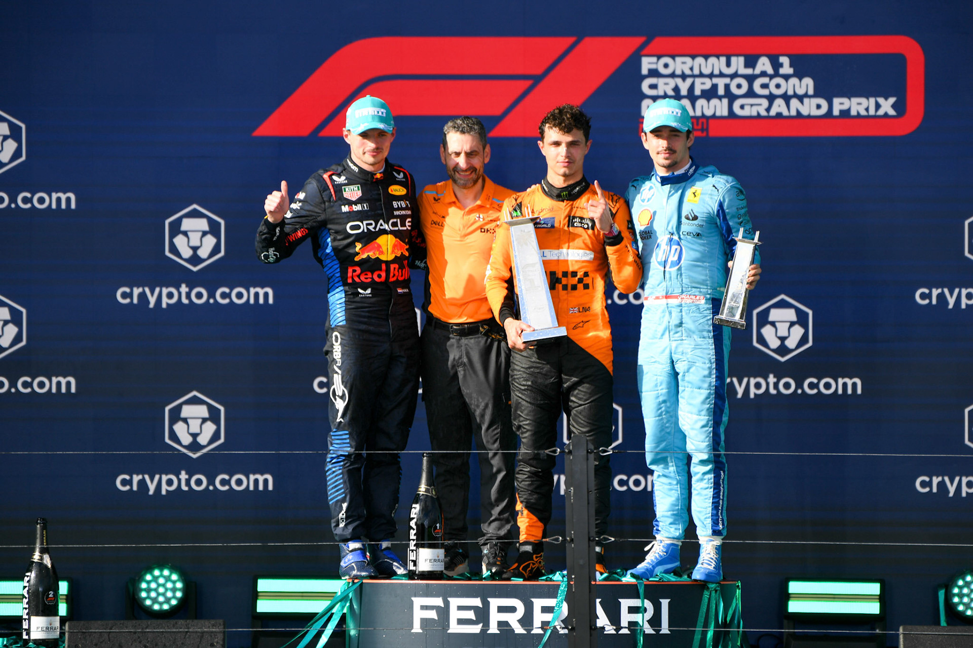 Max Verstappen #1, Oracle Red Bull Racing, Andrea Stella, Lando Norris #4, McLaren Formula 1 Team und Charles Leclerc #16, Scuderia Ferrari auf dem Podium; Formel 1 GP Miami / USA. 05.05.2024